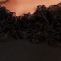 Rochie din stofa neagra lunga cu volanase si umeri goi crapata pe picior