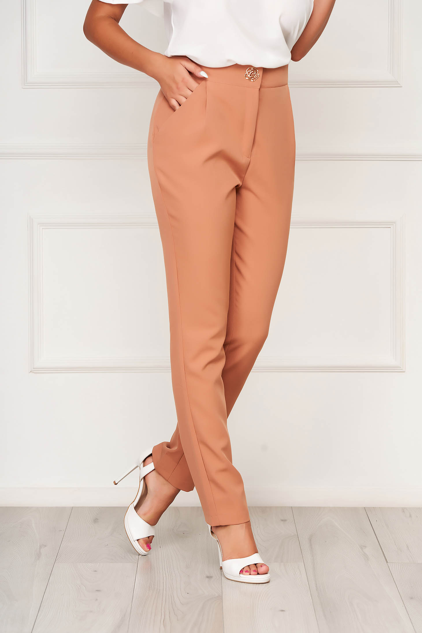 Pantaloni PrettyGirl cappuccino eleganti din stofa usor elastica cu un croi drept si buzunare