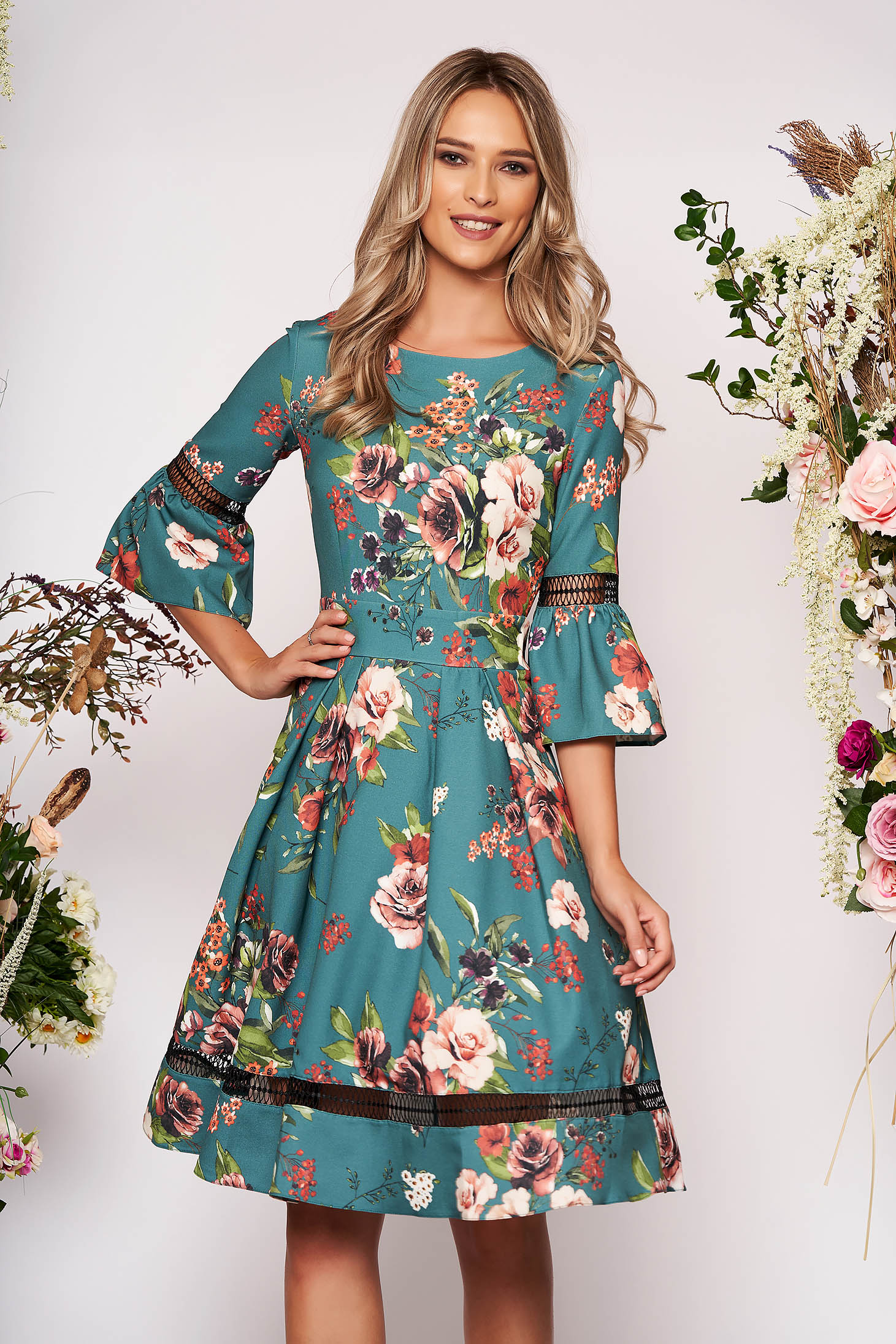 Rochie LaDonna verde de ocazie in clos cu maneci clopot decolteu la baza gatului cu imprimeu floral