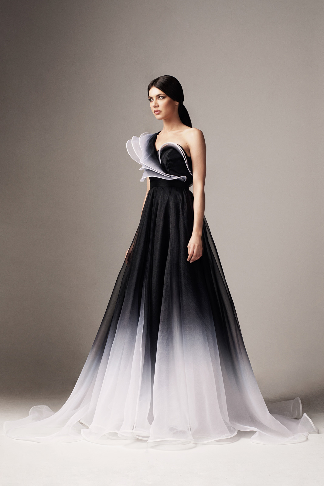 Rochie Ana Radu neagra lunga de lux cu croi in a pe umar din tul cu volanase in degrade captusita pe interior