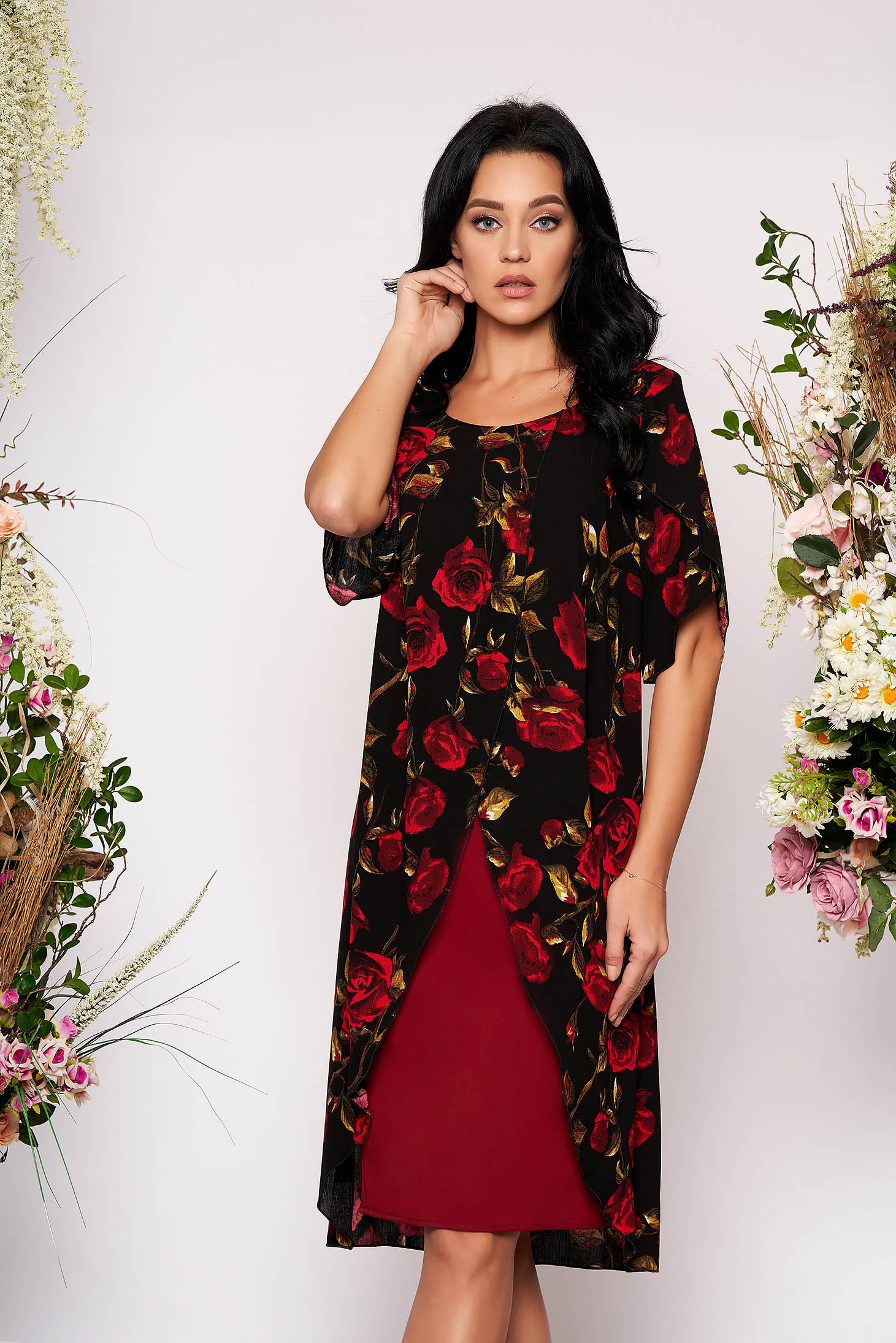 Rochie neagra de ocazie cu un croi drept cu suprapunere de material cu imprimeu floral cu maneci scurte si decupate