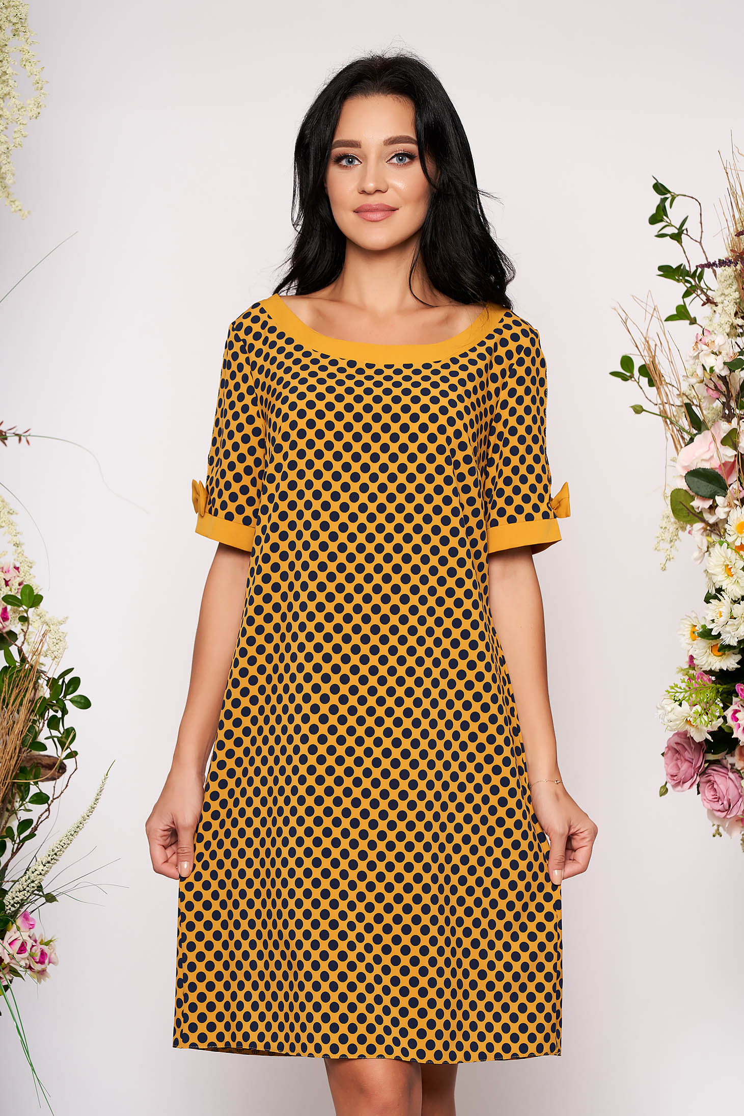 Rochie mustarie scurta de zi cu croi larg cu maneci scurte cu buzunare fara captuseala cu buline