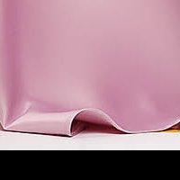 Világos rózsaszínű ruha hímzett betétekkel szatén anyagból alkalmi harang