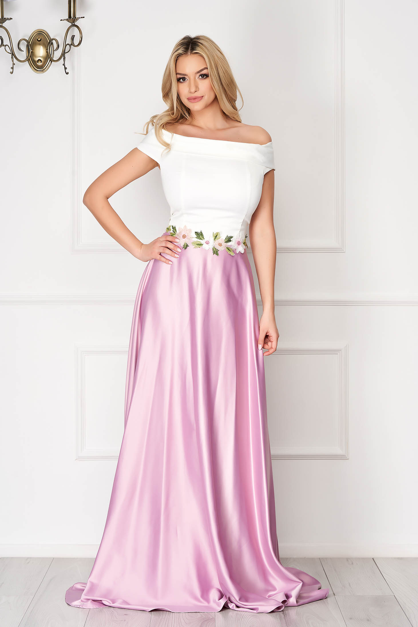 Rochie Artista roz deschis de ocazie in clos din material satinat cu insertii de broderie