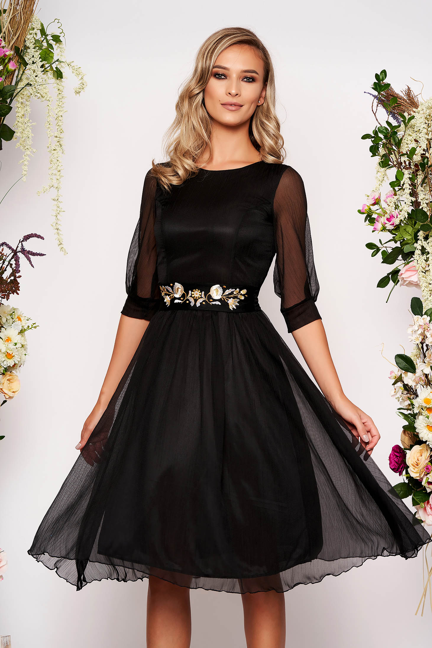 Rochie StarShinerS neagra midi de ocazie in clos din material vaporos cu maneci trei-sferturi cu decolteu rotunjit si cordon detasabil