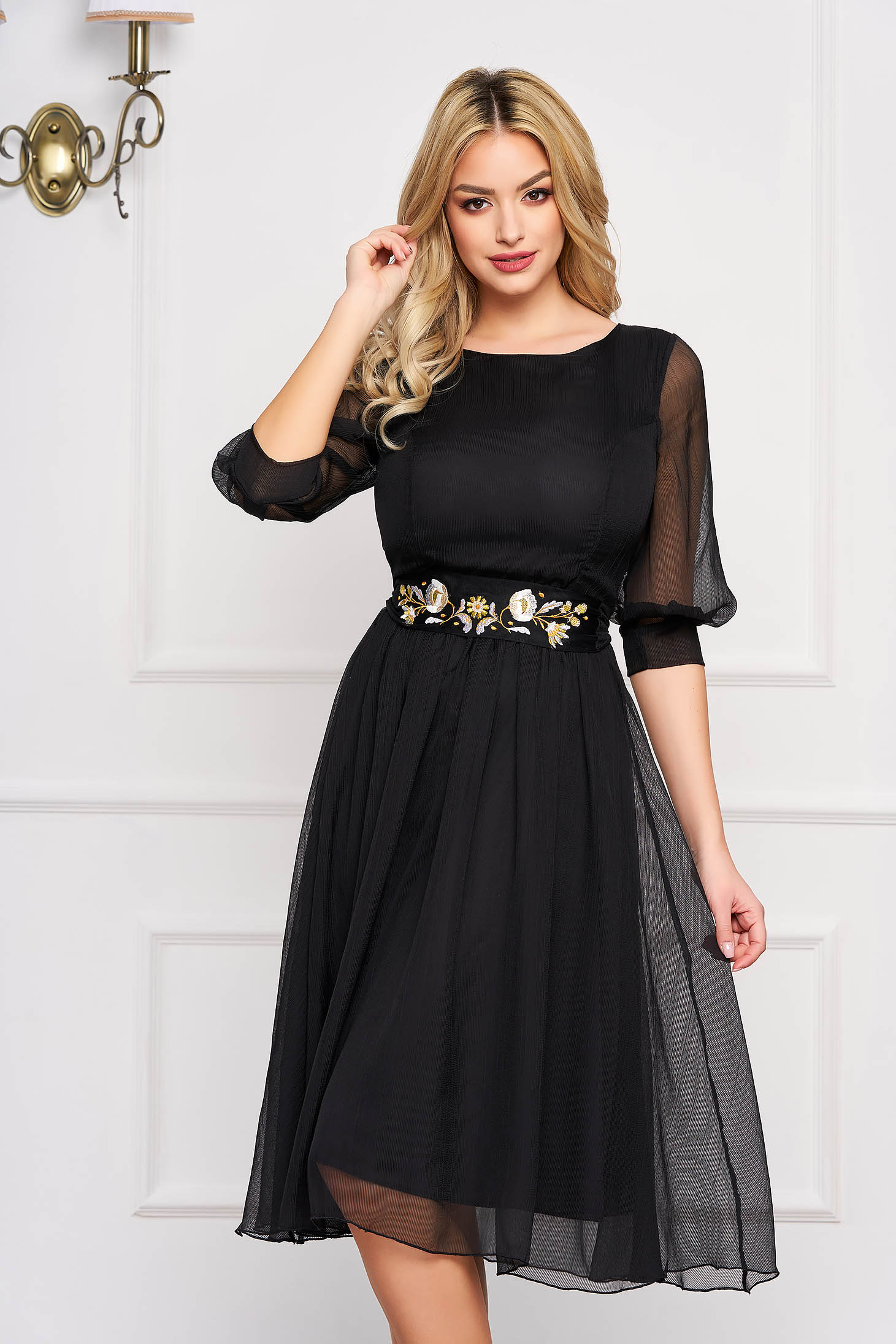 Rochie StarShinerS neagra midi de ocazie in clos din material vaporos cu maneci trei-sferturi cu decolteu rotunjit si cordon detasabil