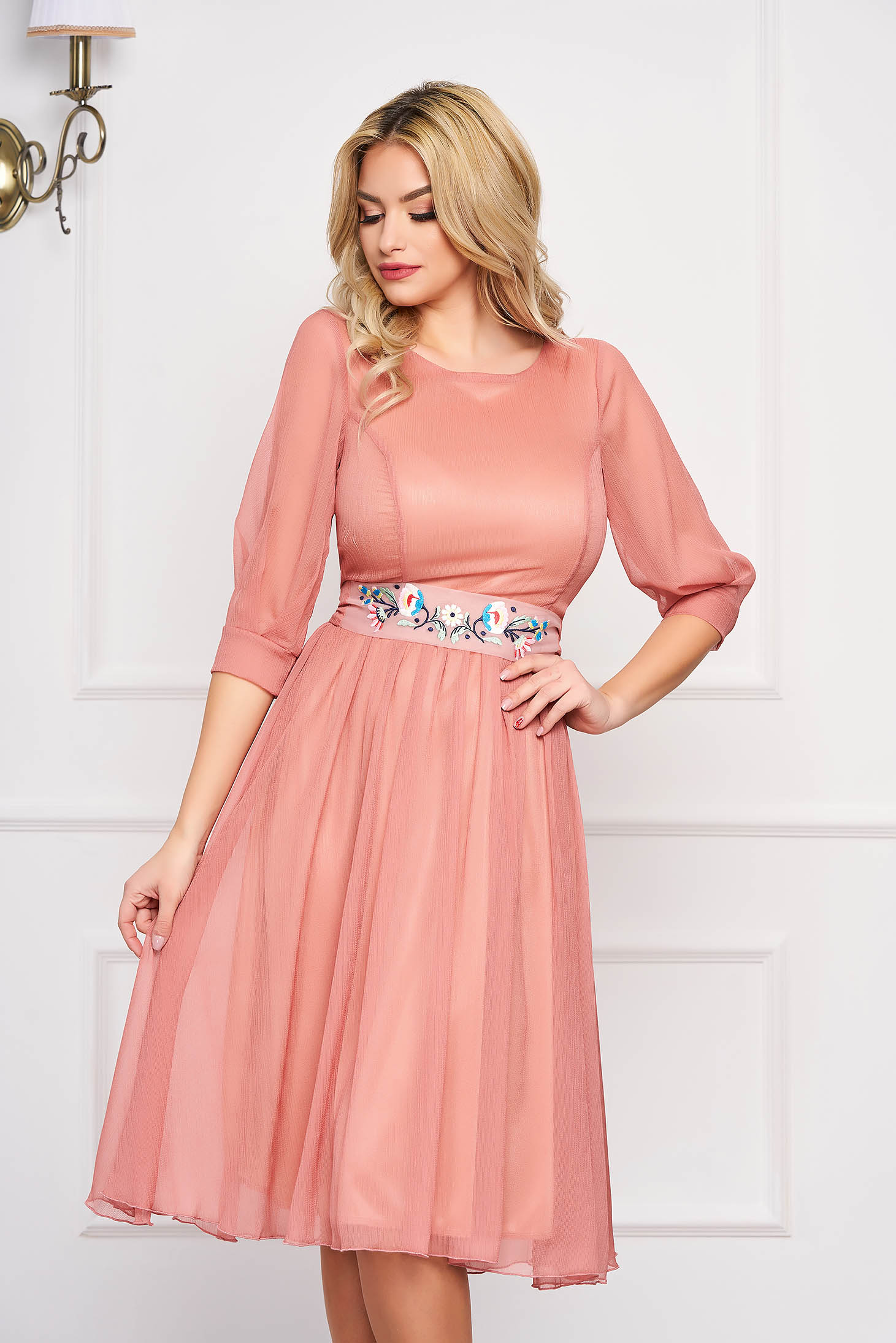 Rochie StarShinerS roz prafuit midi de ocazie in clos din material vaporos cu maneci trei-sferturi cu decolteu rotunjit si cordon detasabil