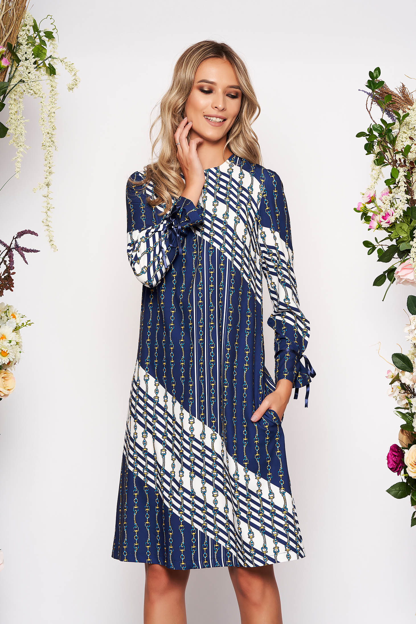 Rochie albastru-inchis midi de zi cu croi larg din material vaporos cu maneci lungi decolteu la baza gatului si imprimeuri grafice