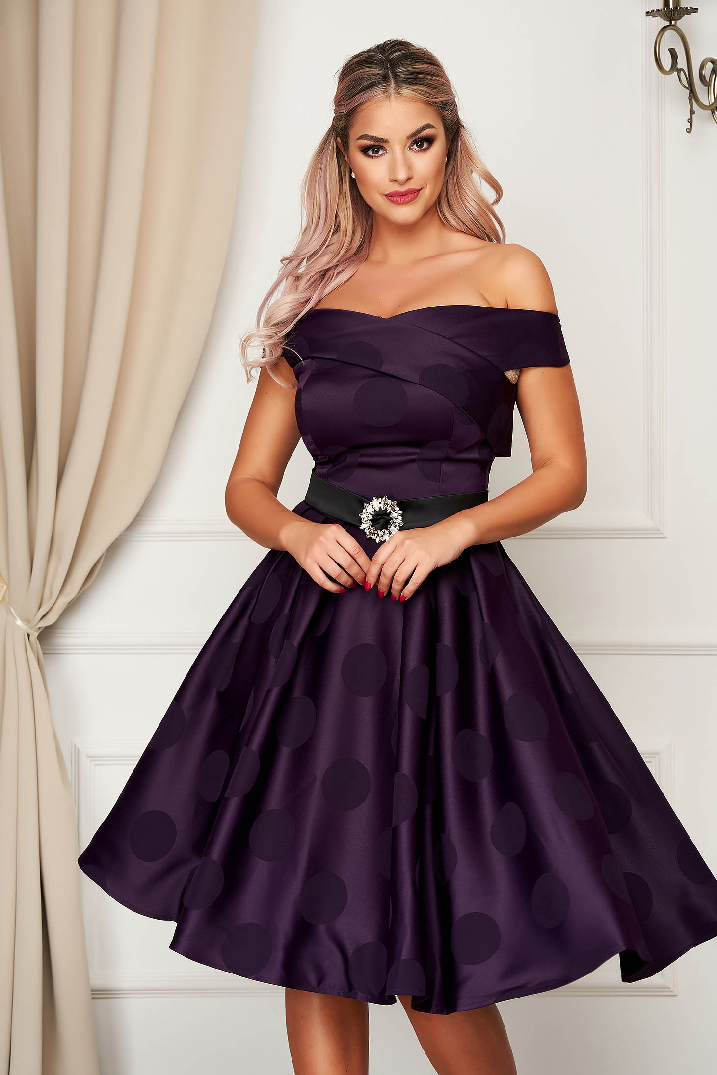 Rochie Artista mov midi de ocazie in clos din material satinat cu buline si umeri goi