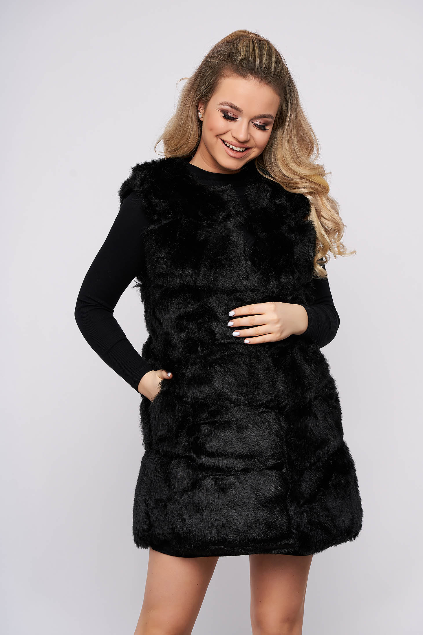 Vesta SunShine negru cu croi larg din blana ecologica cu buzunare captusita pe interior