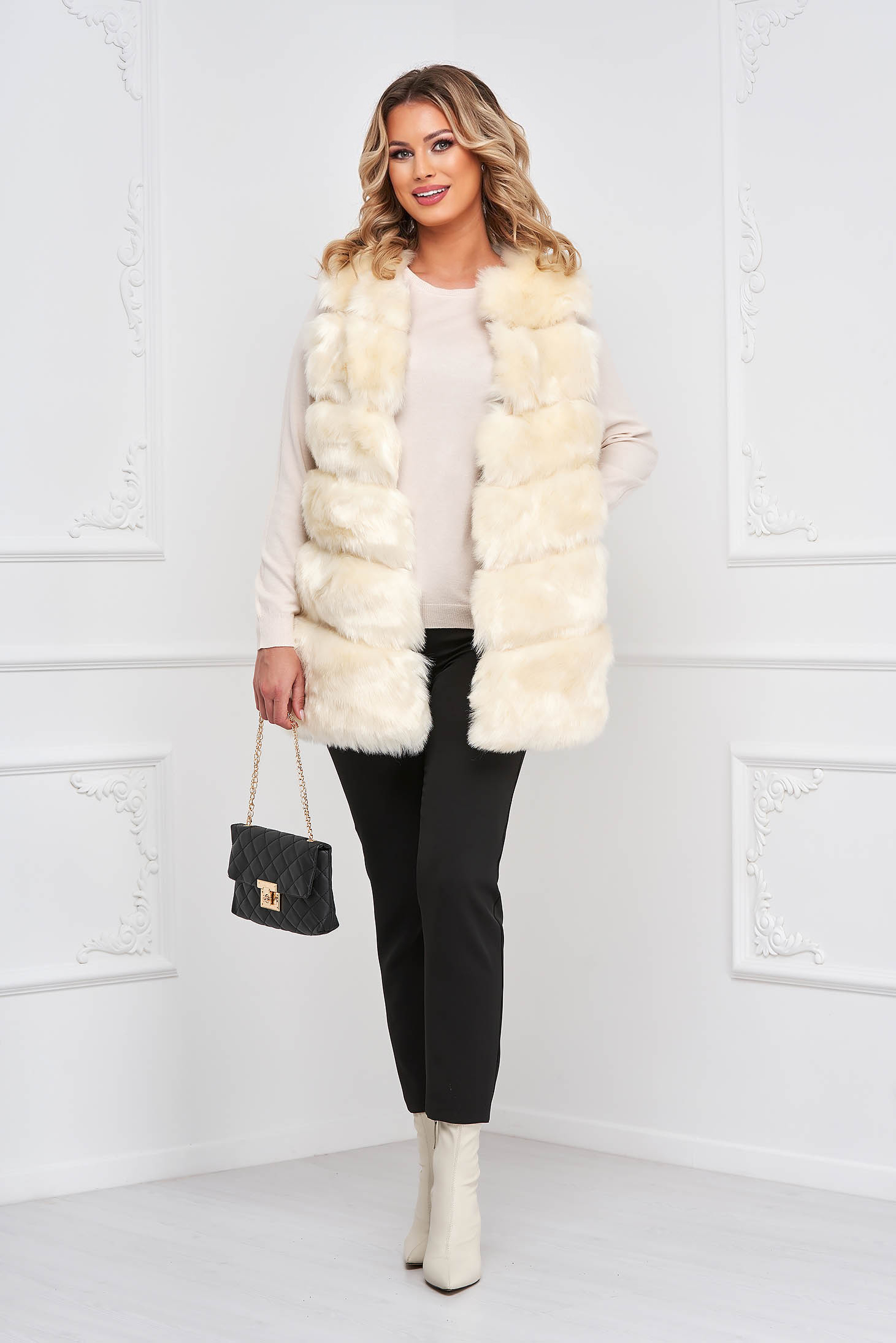 Gilet with easy cut from ecological fur with inside lining cream with pockets