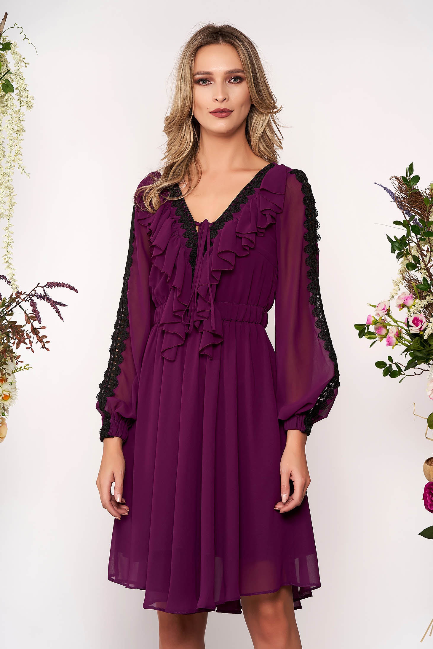 Rochie LaDonna zmeura eleganta in clos cu decolteu in v din voal cu aplicatii de dantela