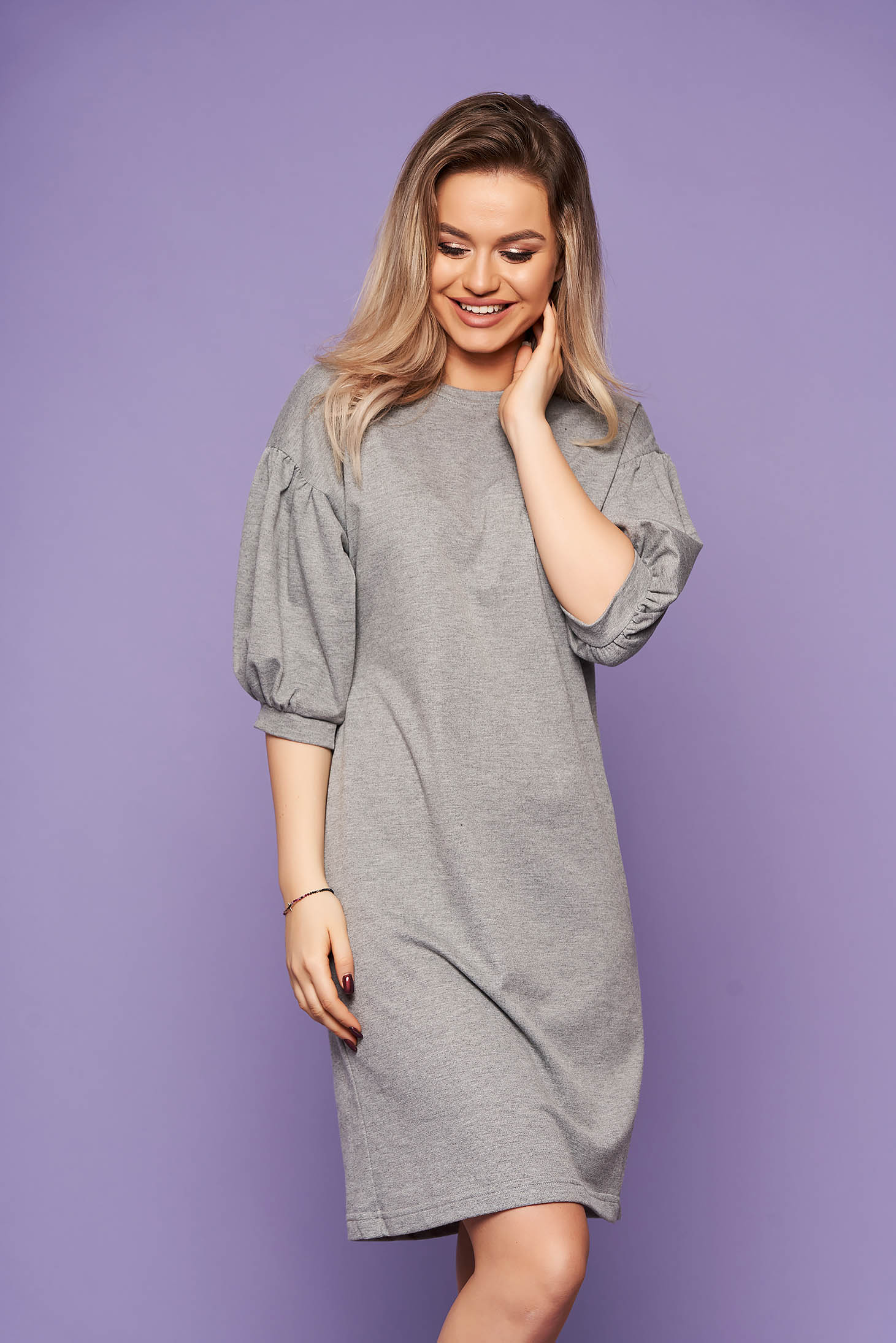 Rochie StarShinerS gri cu un decolteu la baza gatului si cu maneci bufante trei-sferturi casual de zi
