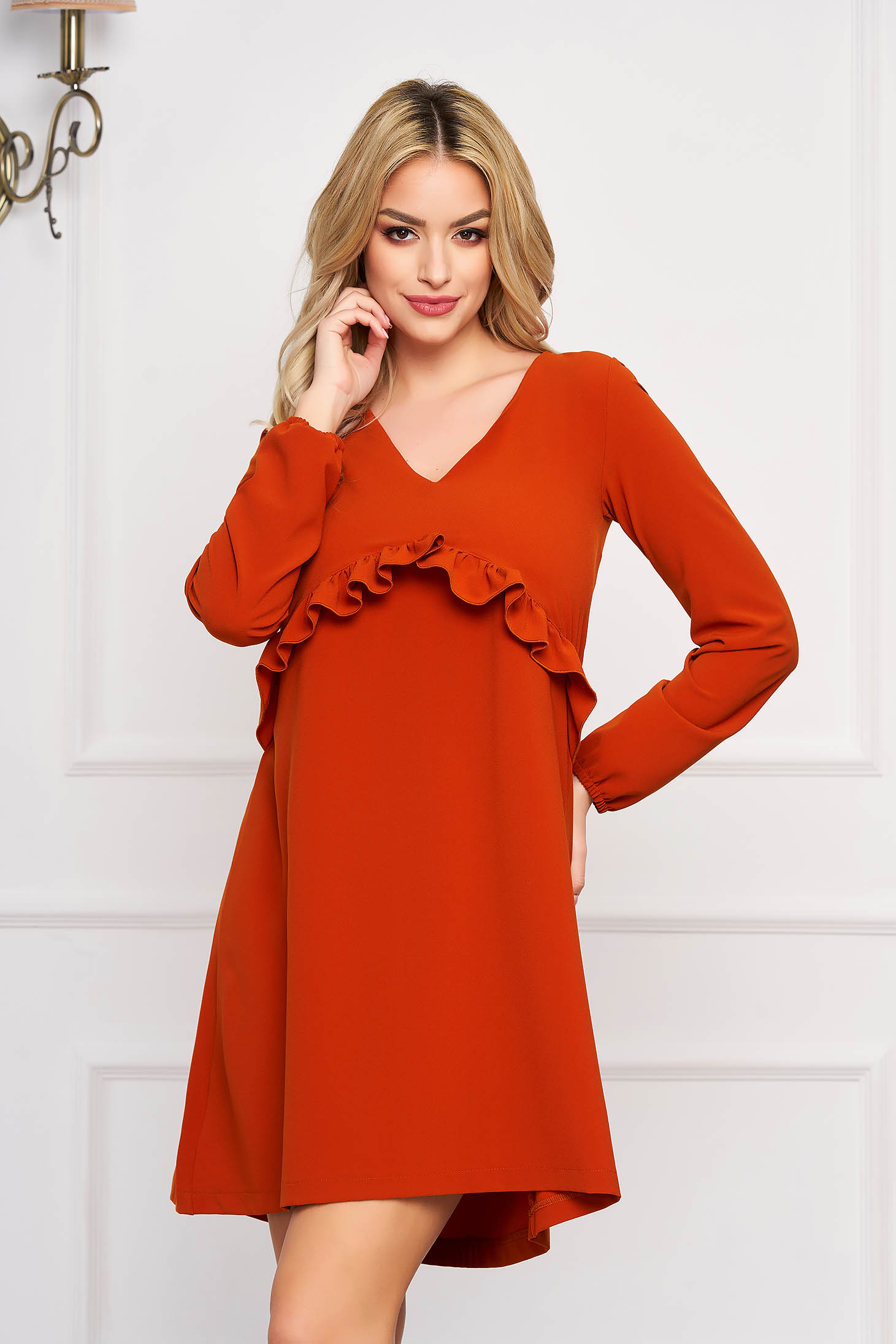 Rochie StarShinerS caramizie scurta de zi cu croi larg cu volanase si decolteu in v