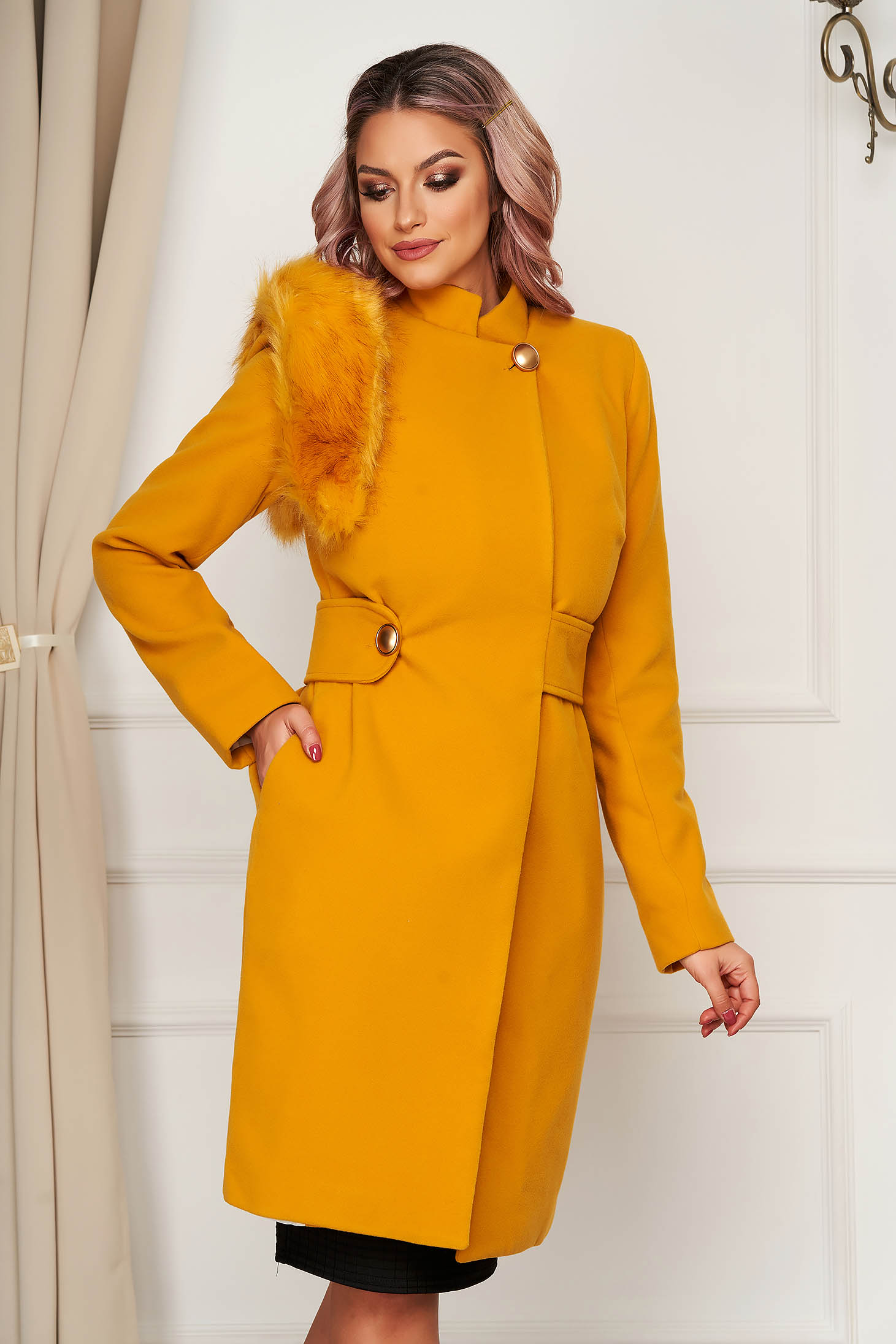 Palton PrettyGirl mustariu din stofa cu insertii cu blana ecologica accesorizat cu cordon