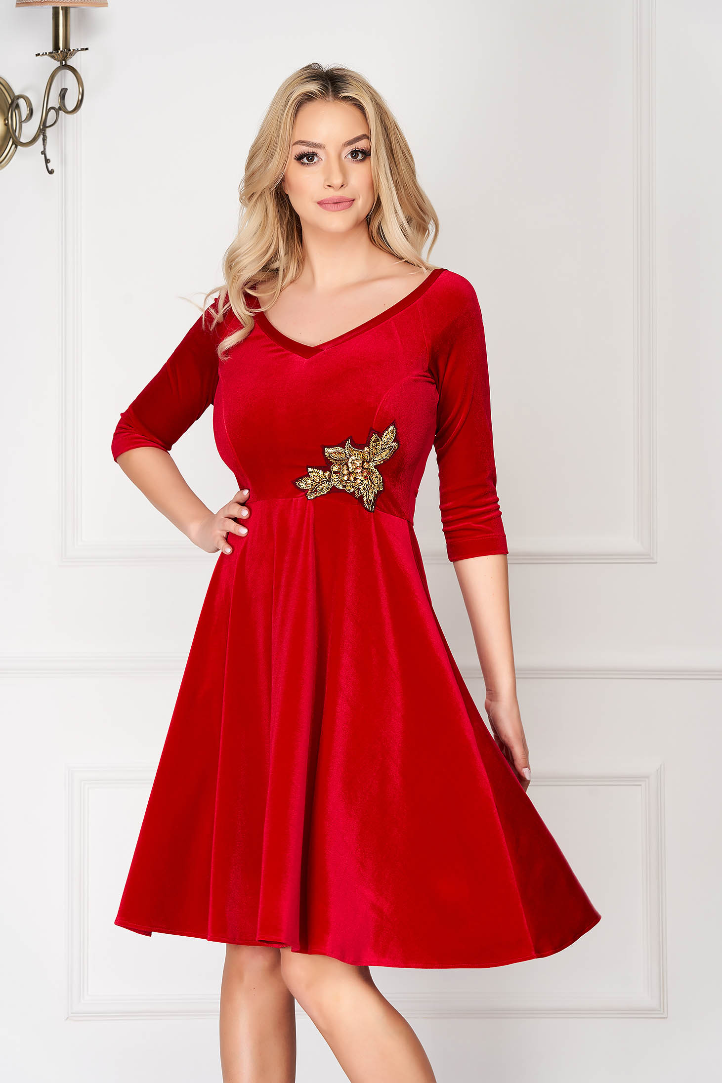 Rochie StarShinerS rosie de ocazie din catifea cu croi in clos cu aplicatii din paiete si umeri goi