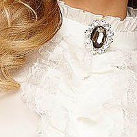 Fehér elegáns szűk szabású rövid pamutból készült fodros női ing bross kiegészítővel magas gallérral