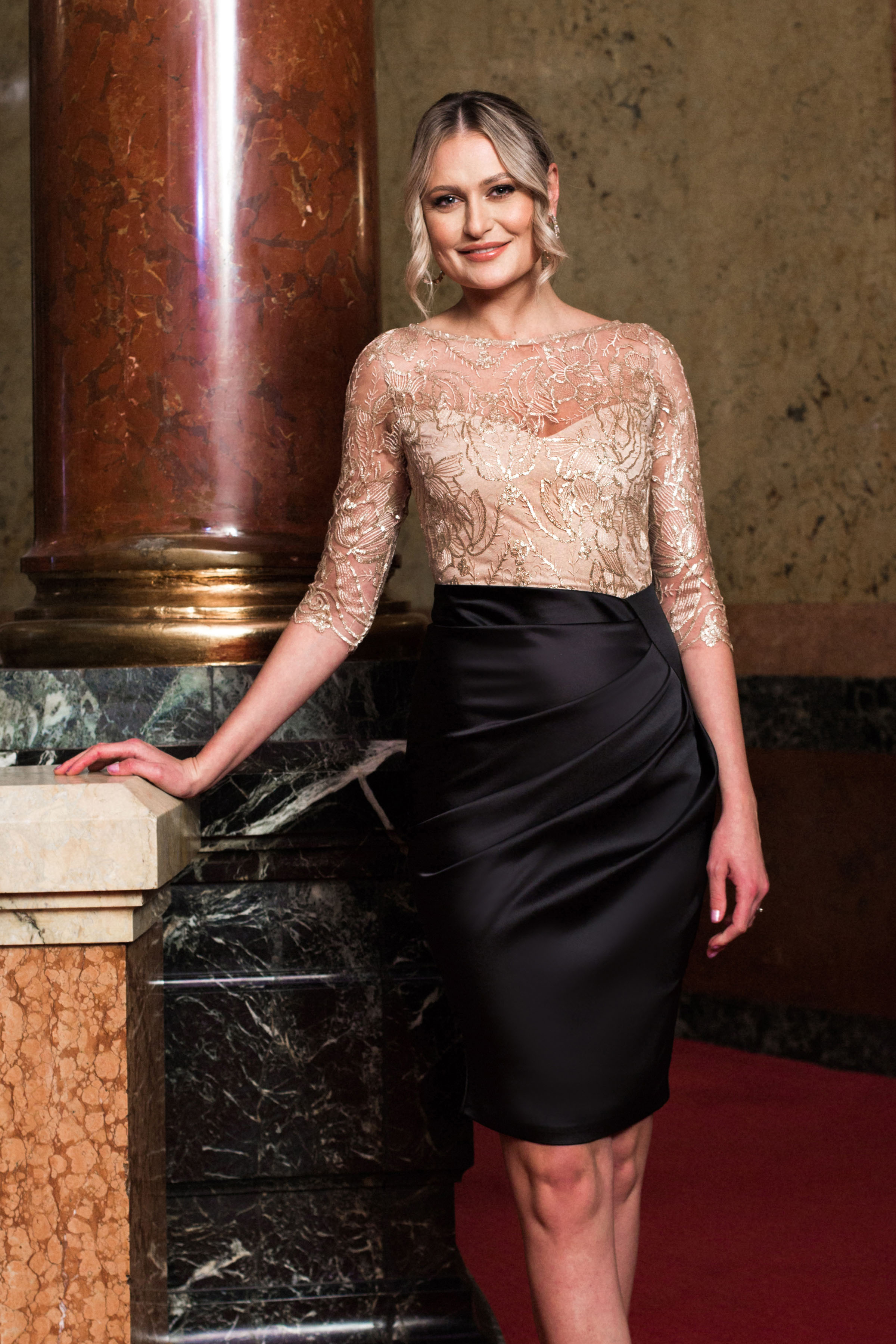 Rochie PrettyGirl aurie de ocazie tip creion cu maneci trei-sferturi din satin si dantela suprapusa pe bust