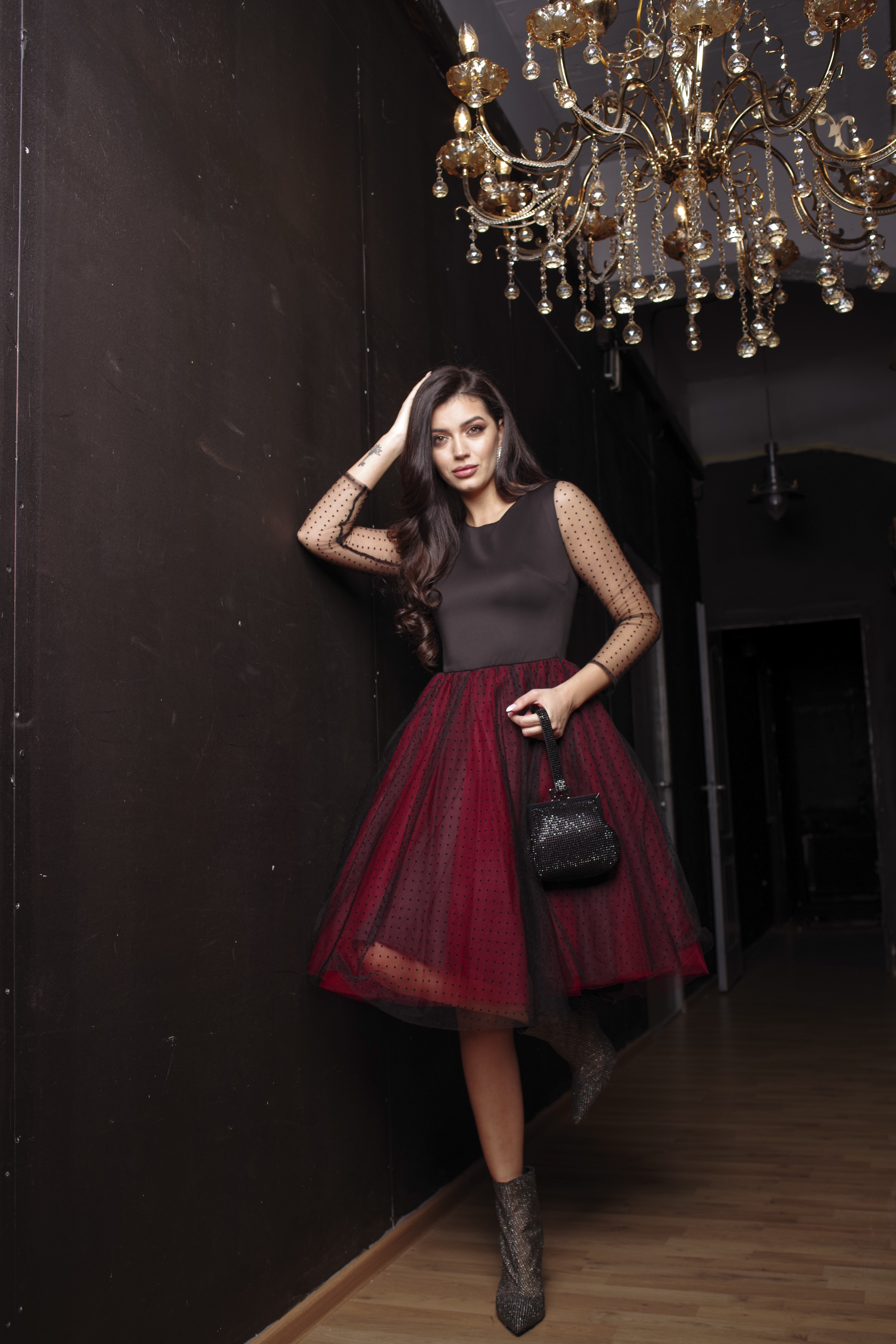 Rochie Artista rosie de ocazie in clos cu maneci lungi din tulle brodat