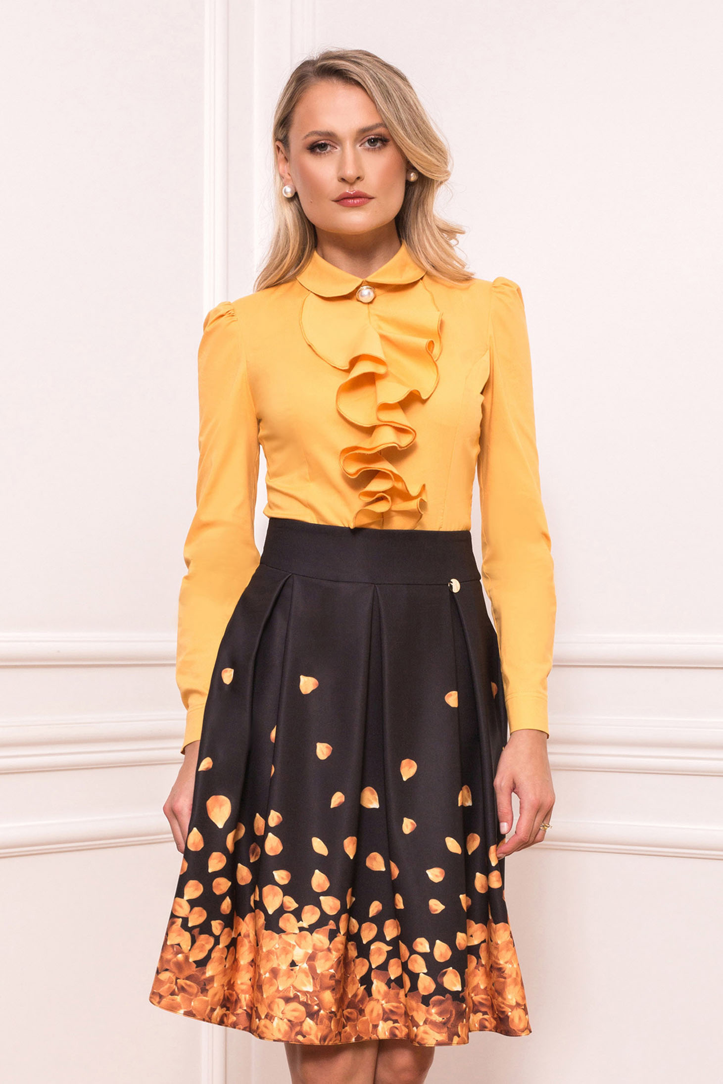 Fusta PrettyGirl galbena in clos eleganta cu imprimeuri florale si buzunare