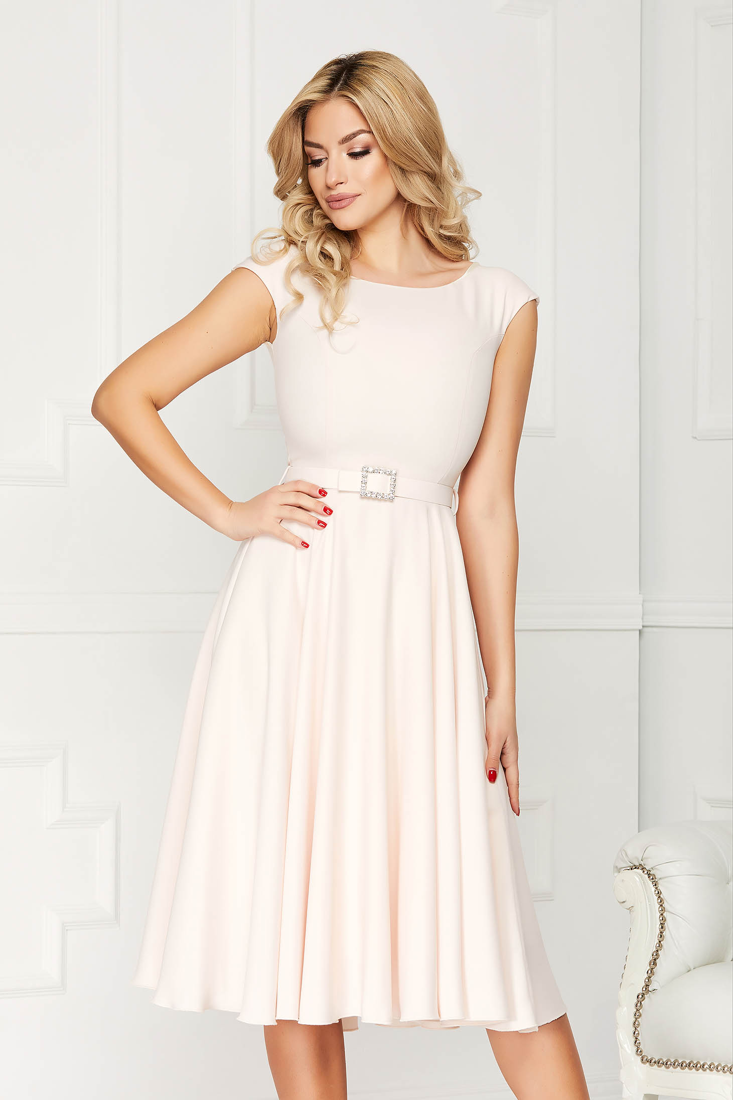 Rochie StarShinerS crem eleganta midi din stofa cu croi in a accesorizata cu o centura