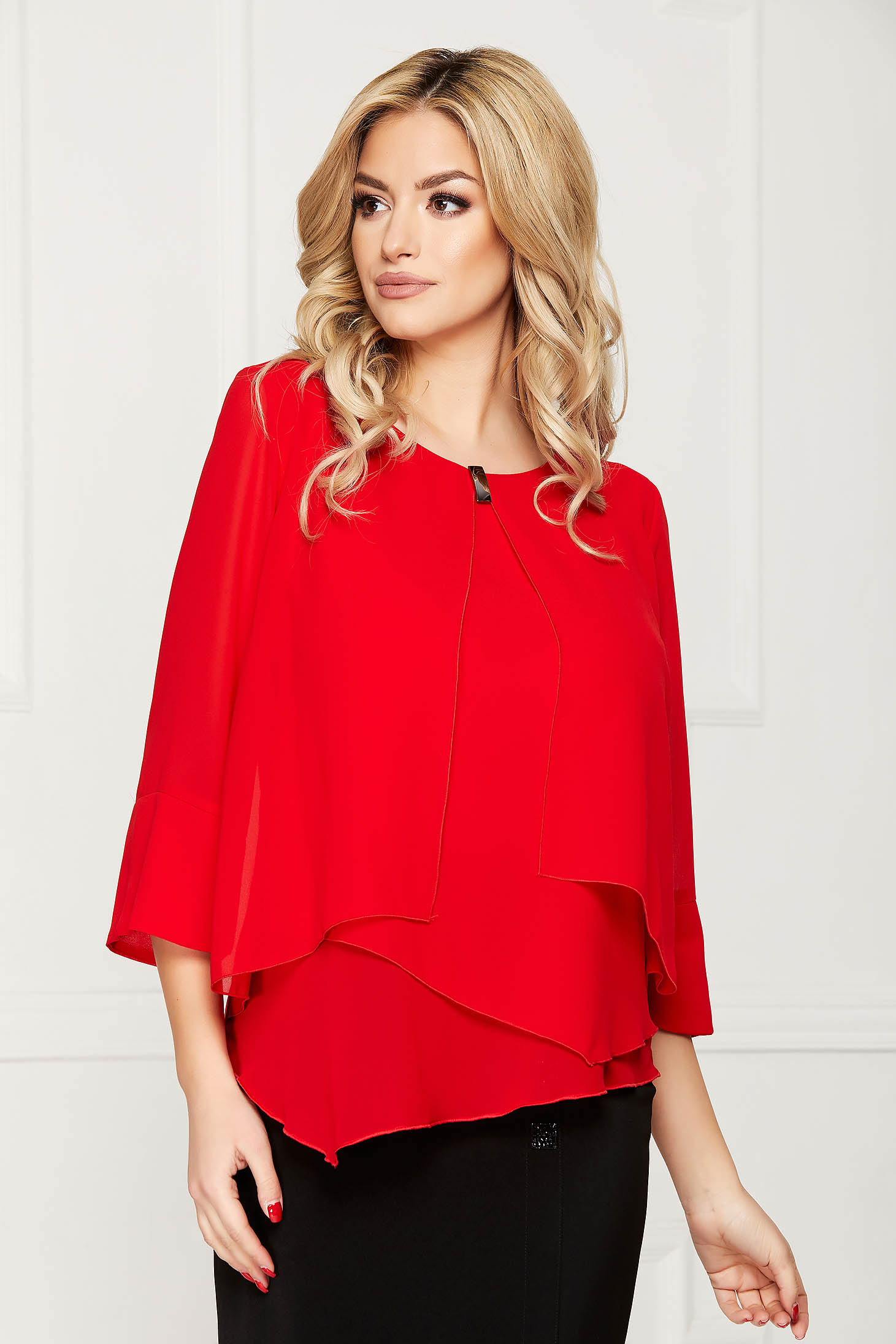 Bluza dama rosie office scurta din voal cu croi larg asimetrica cu accesoriu metalic