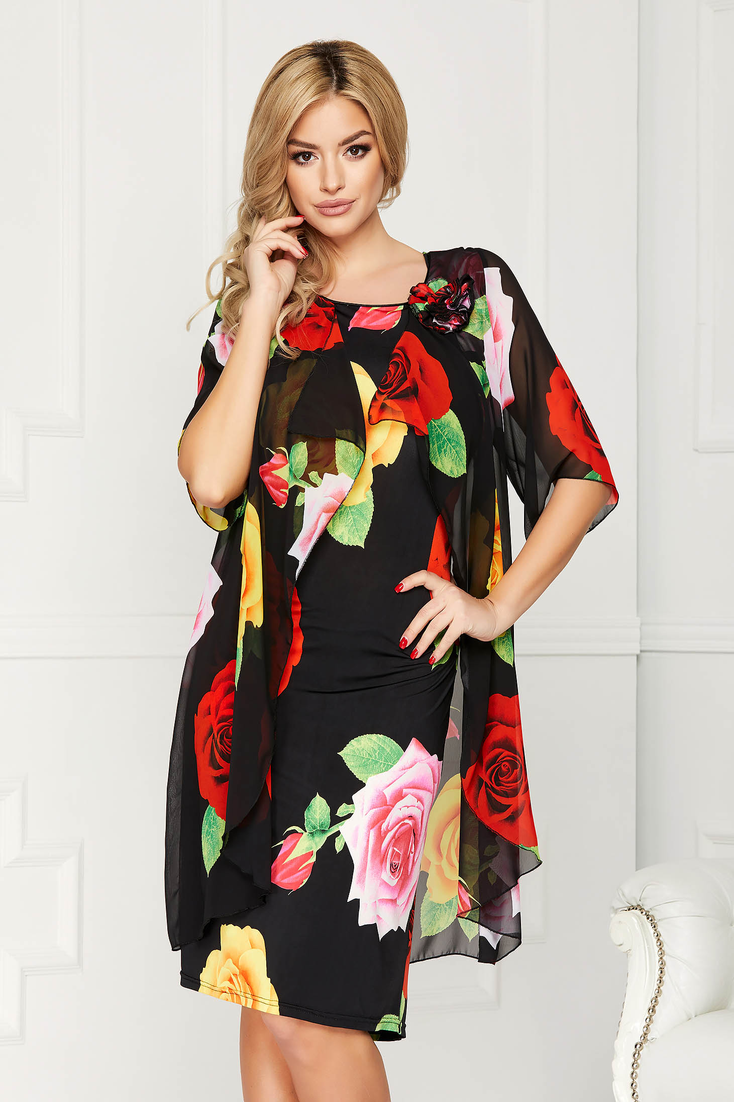 Rochie neagra eleganta midi din voal cu un croi drept cu brosa in forma de floare si imprimeu floral
