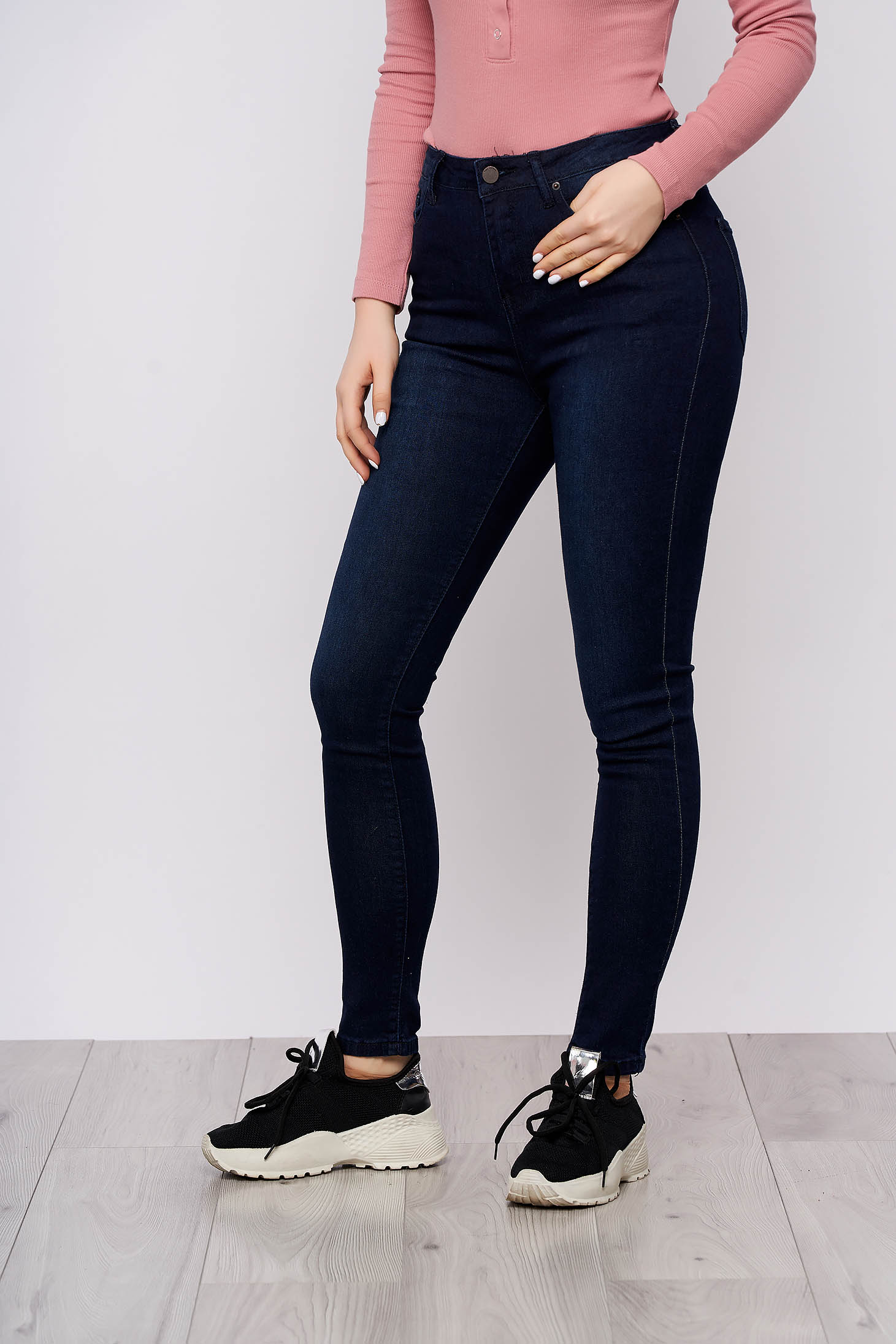 Pantaloni Top Secret albastru-inchis casual conici din denim cu talie inalta si buzunare