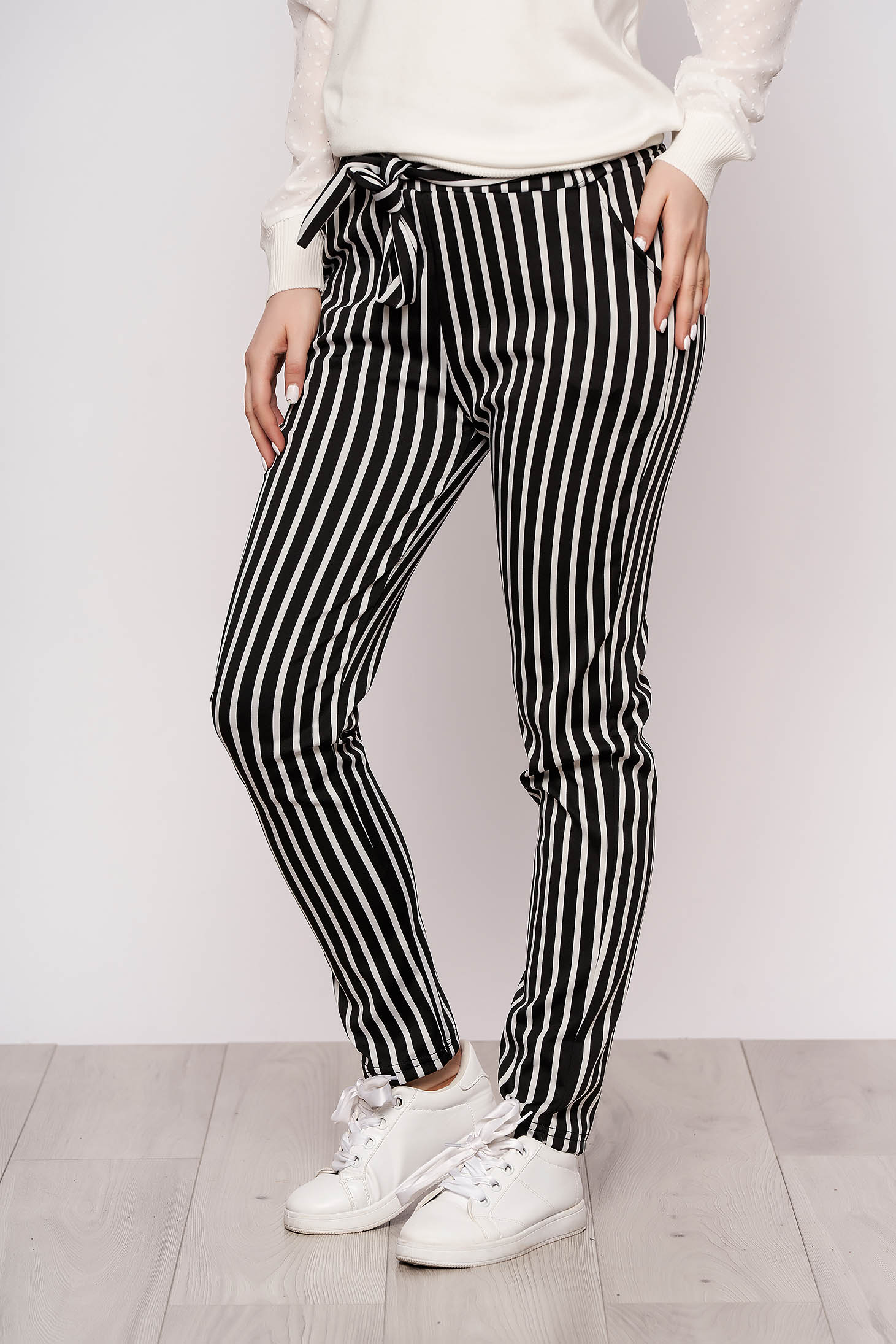 Pantaloni SunShine negri casual din material subtire cu buzunare cu cordon detasabil si imprimeu cu dungi