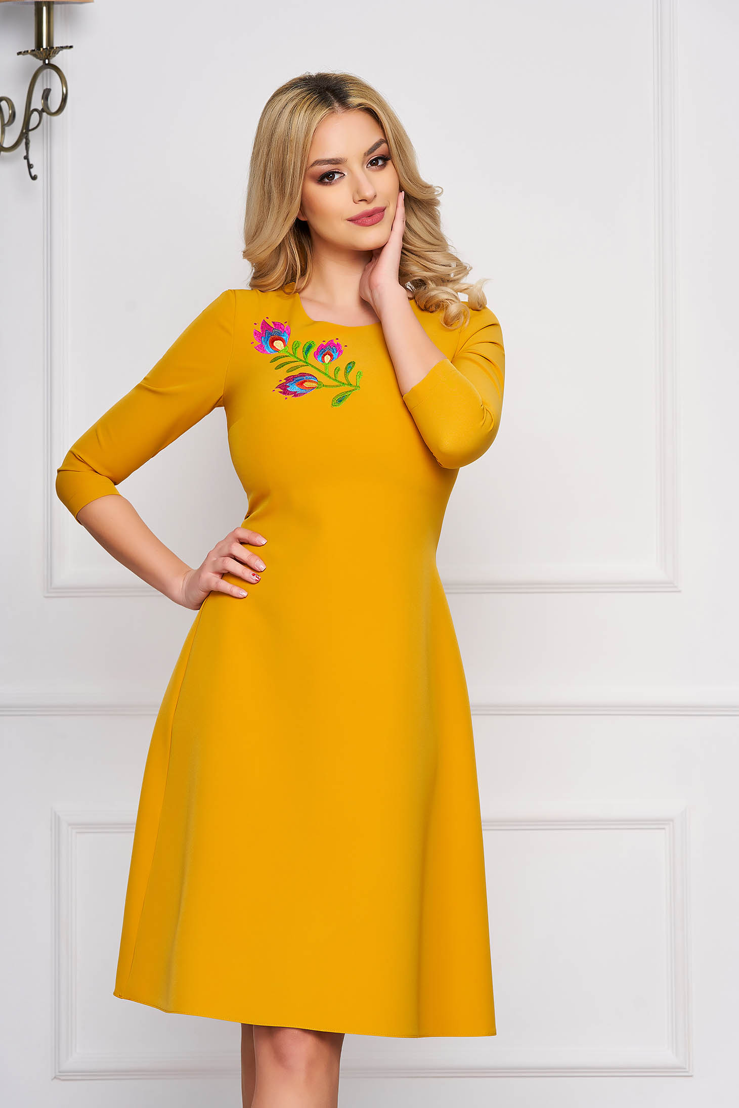 Rochie StarShinerS mustarie midi de ocazie in clos din stofa elastica cu broderie florala