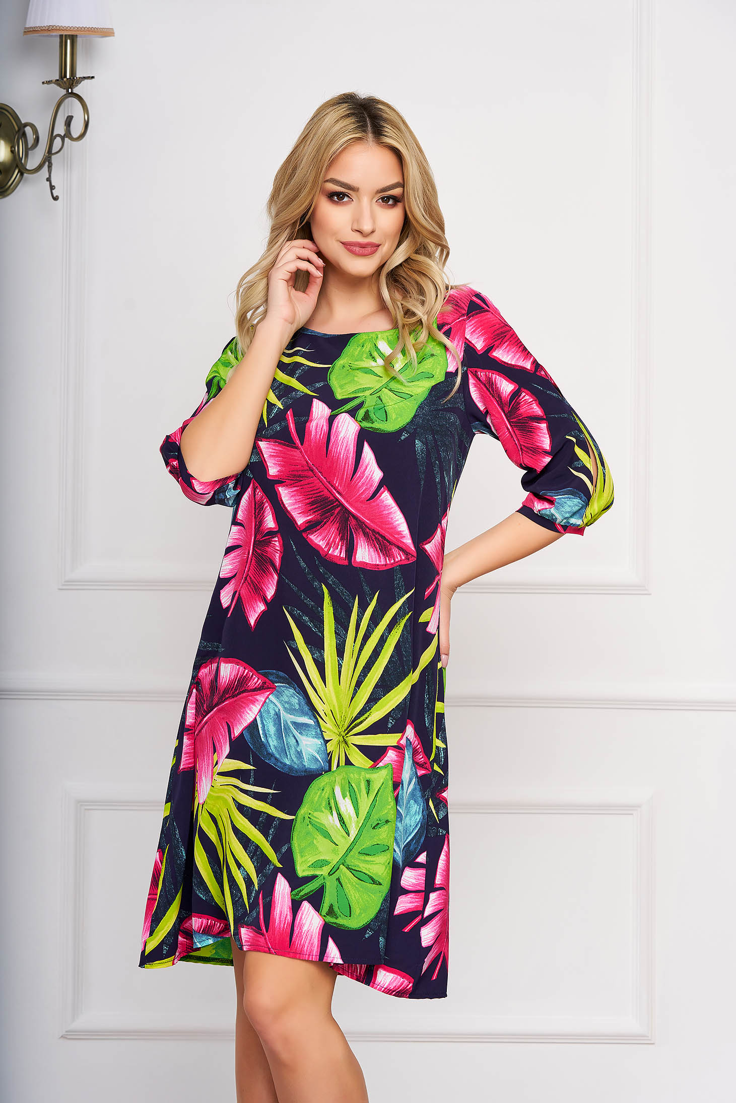 Rochie roz eleganta scurta din voal cu croi in a cu maneci trei-sferturi si imprimeu floral