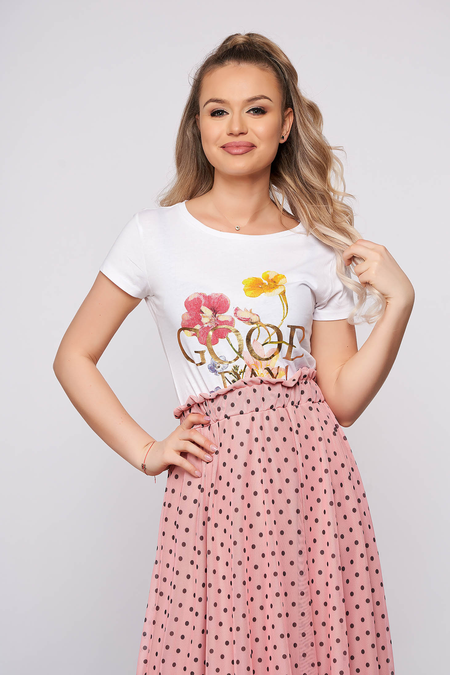 Tricou Top Secret alb casual scurt mulat cu imprimeu cu scris si cu imprimeuri florale cu maneci scurte