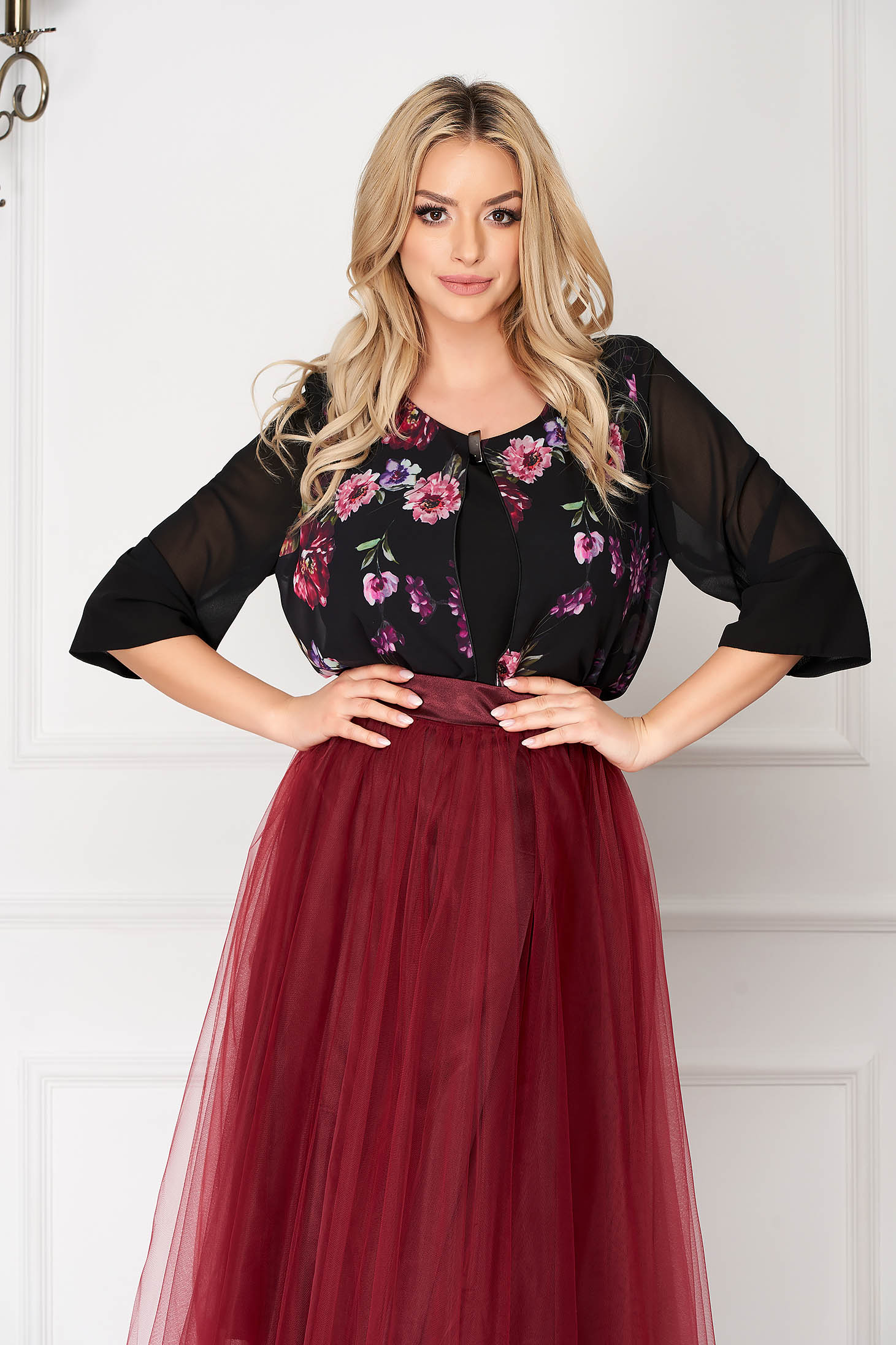 Bluza dama neagra eleganta scurta cu croi larg cu imprimeu floral cu maneci clopot suprapunere cu voal cu accesoriu metalic