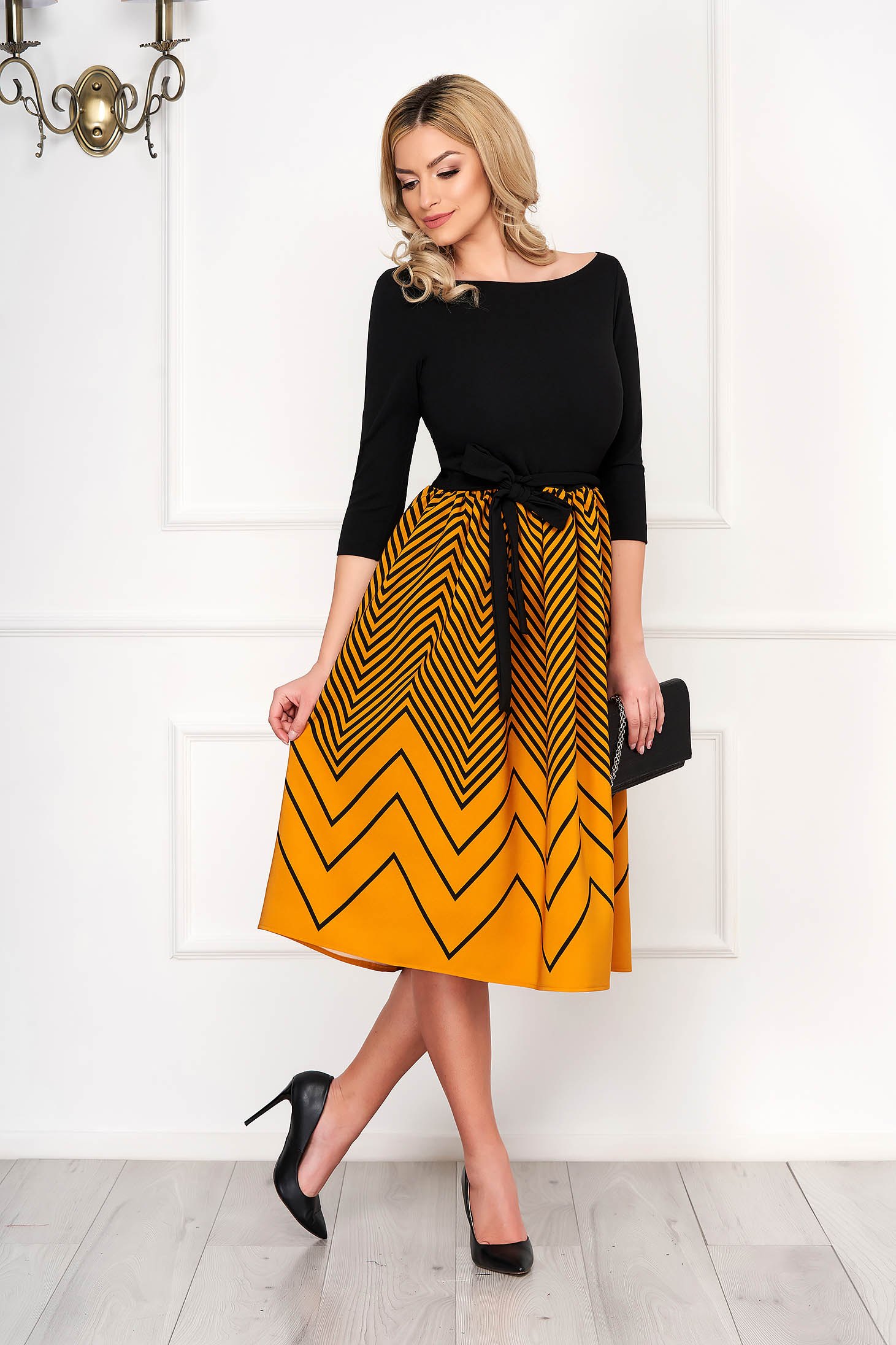 Rochie StarShinerS mustarie eleganta midi in clos din material elastic cu maneci trei-sferturi