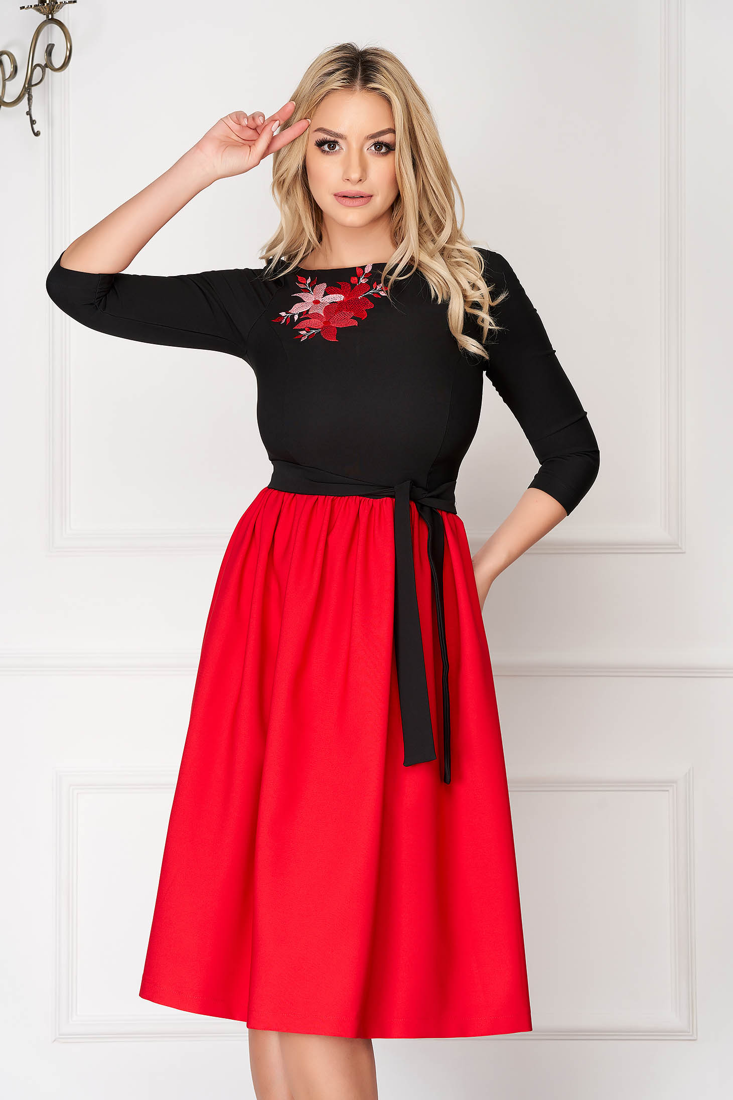 Rochie StarShinerS rosie midi de ocazie in clos din stofa cu maneci trei-sferturi si broderie florala