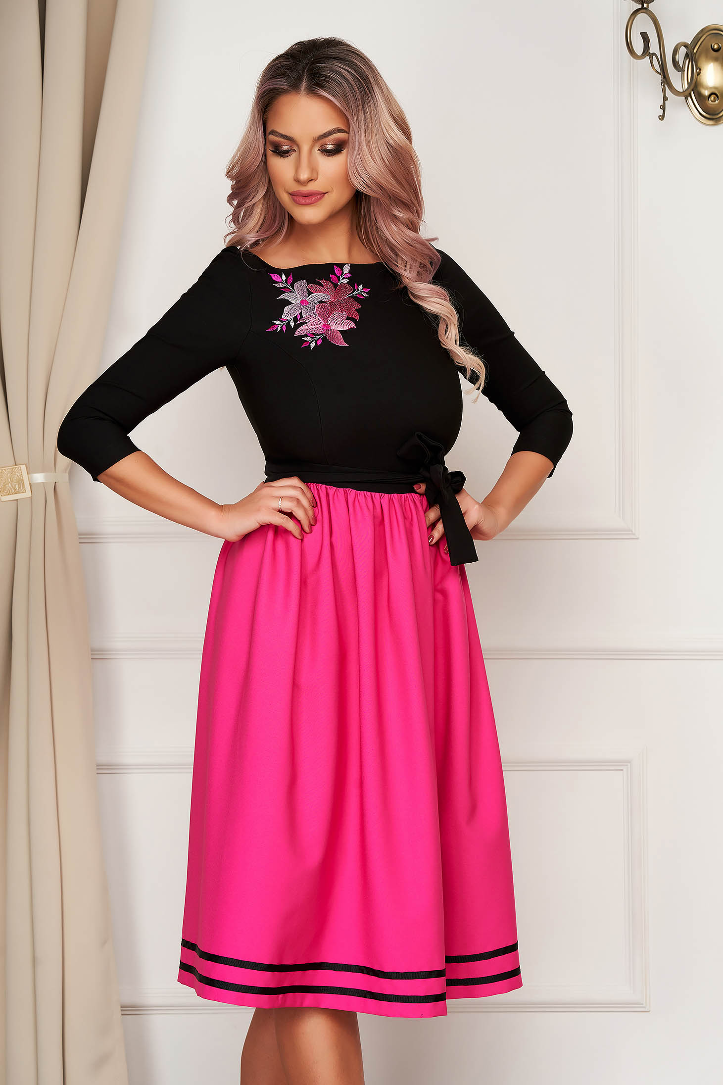 Rochie StarShinerS fuchsia midi de ocazie in clos din stofa cu maneci trei-sferturi si broderie florala