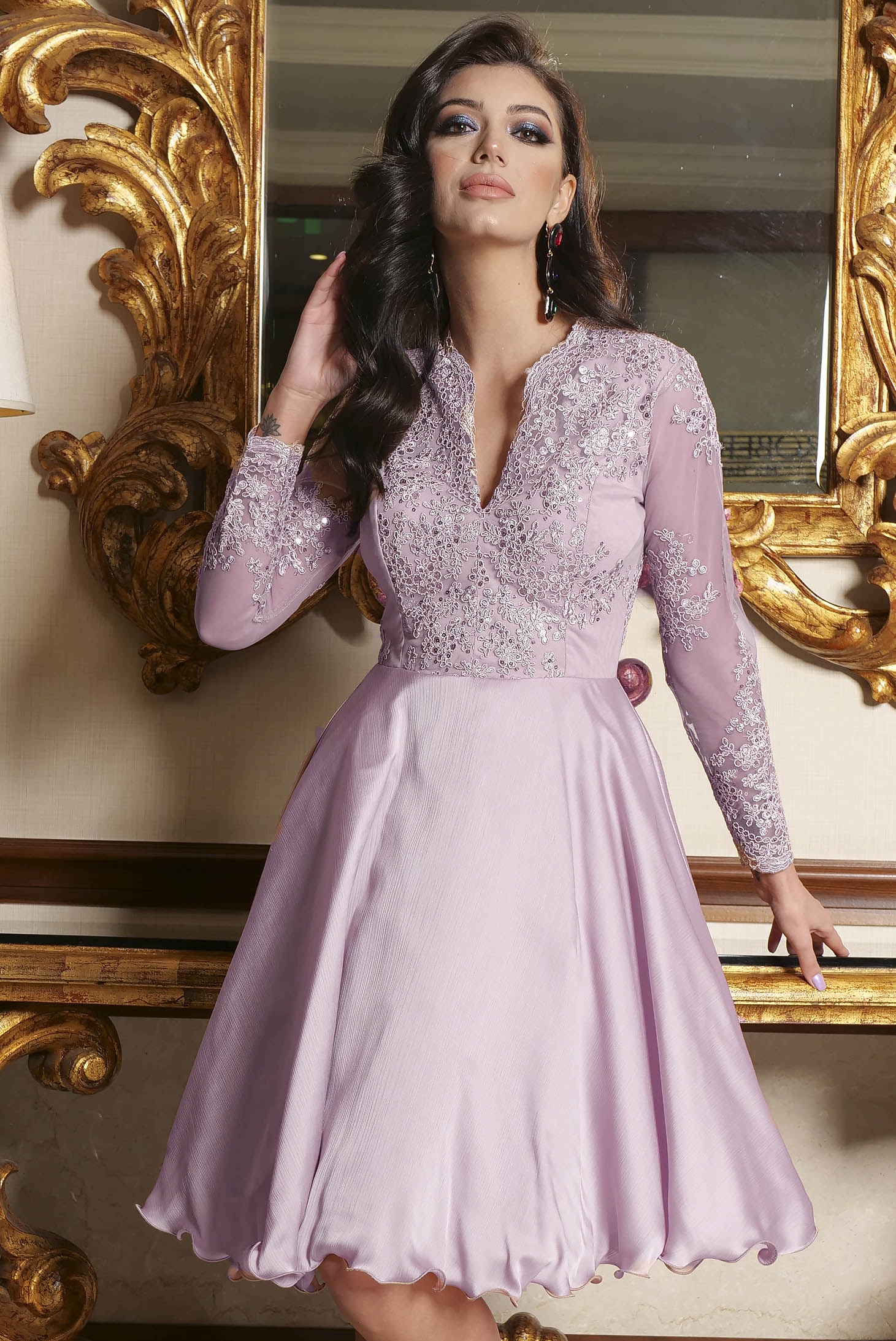 Rochie Artista lila de ocazie in clos aplicatii cu dantela si paiete cu decolteu in v