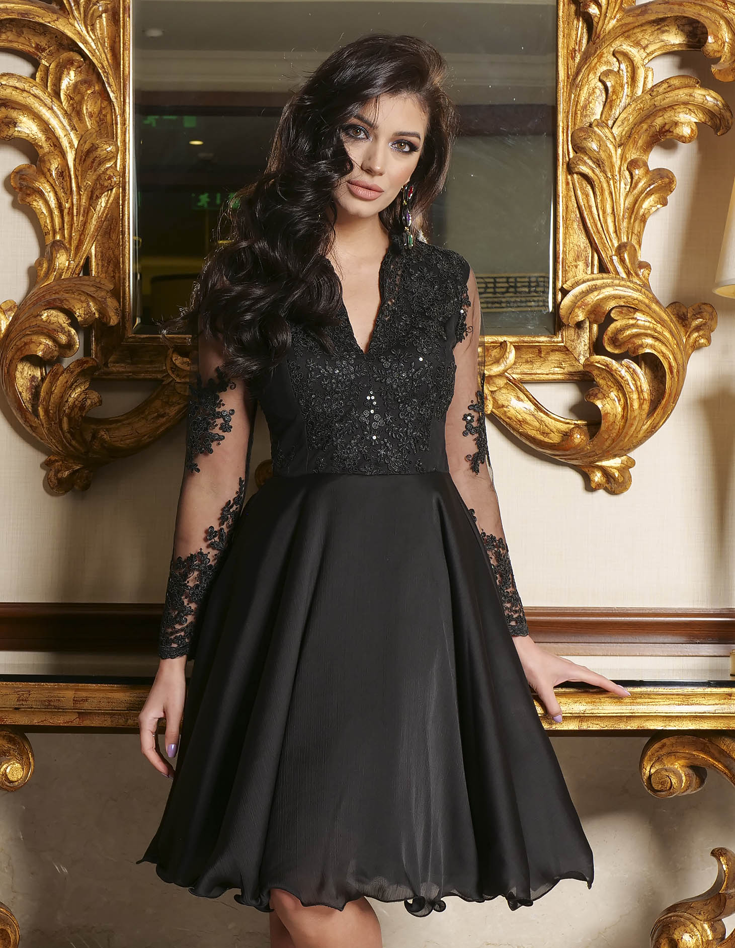 Rochie Artista neagra de ocazie in clos aplicatii cu dantela si paiete cu decolteu in v