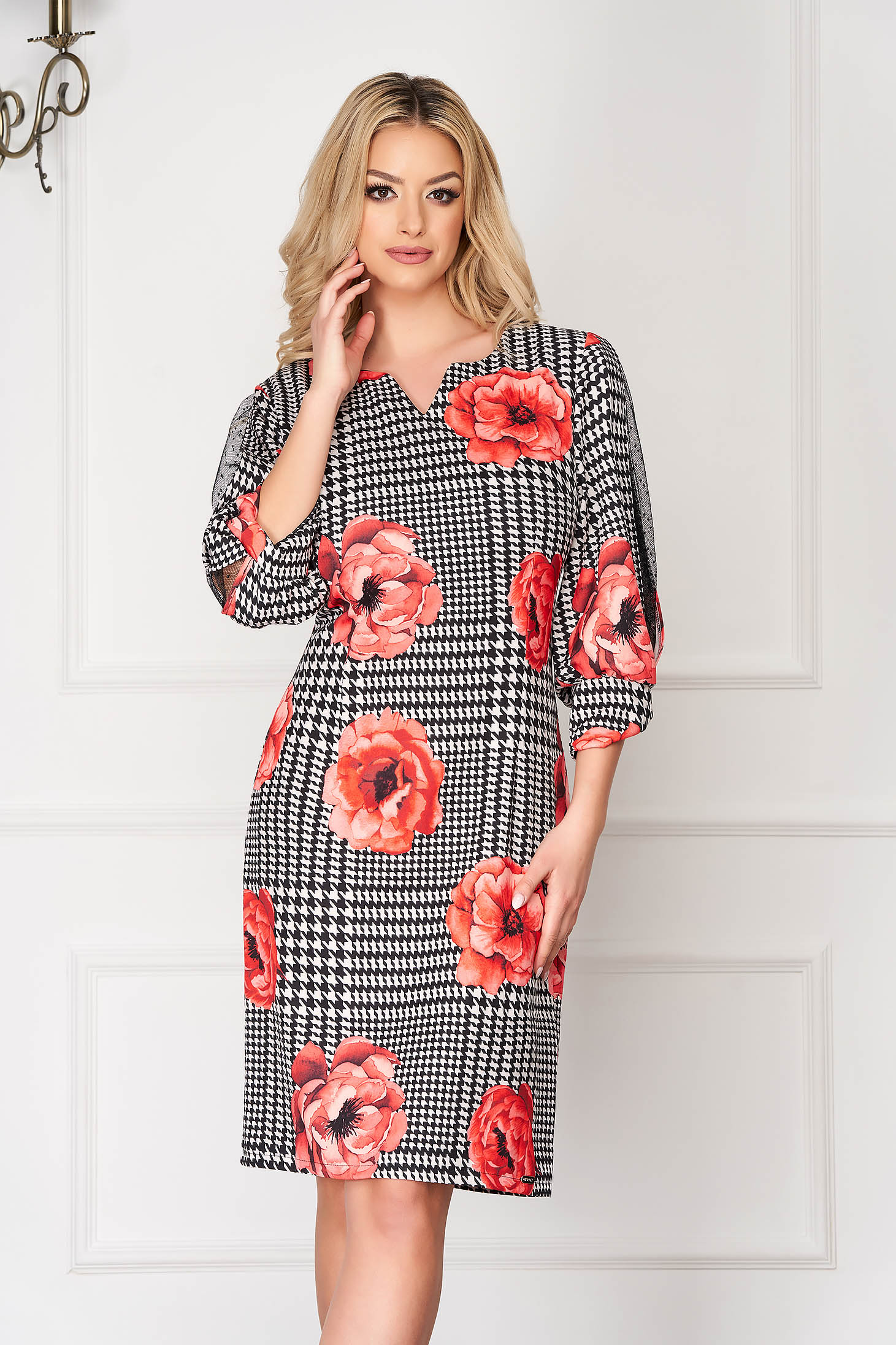 Rochie neagra office scurta cu un croi drept si maneci trei-sferturi