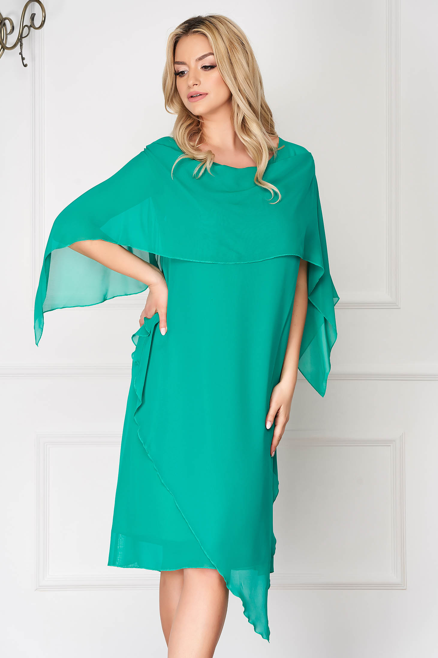 Rochie verde eleganta asimetrica din voal cu un croi drept si suprapunere cu voal