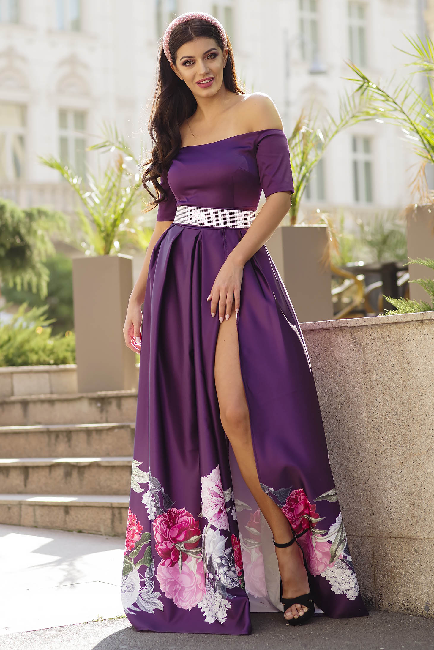 Rochie Artista mov lunga de ocazie in clos cu imprimeu floral si umeri goi