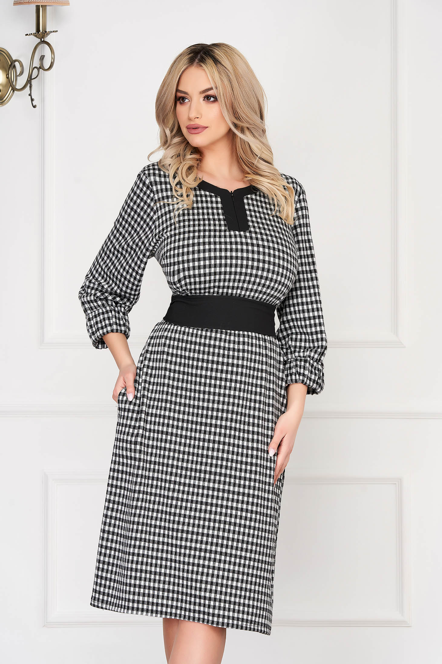 Rochie neagra office midi cu un croi drept cu buzunare si maneci lungi