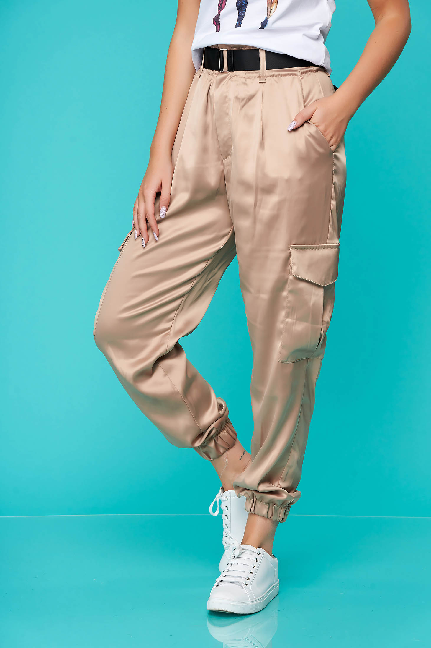 Pantaloni SunShine crem casual conici din satin cu buzunare si accesoriu tip curea