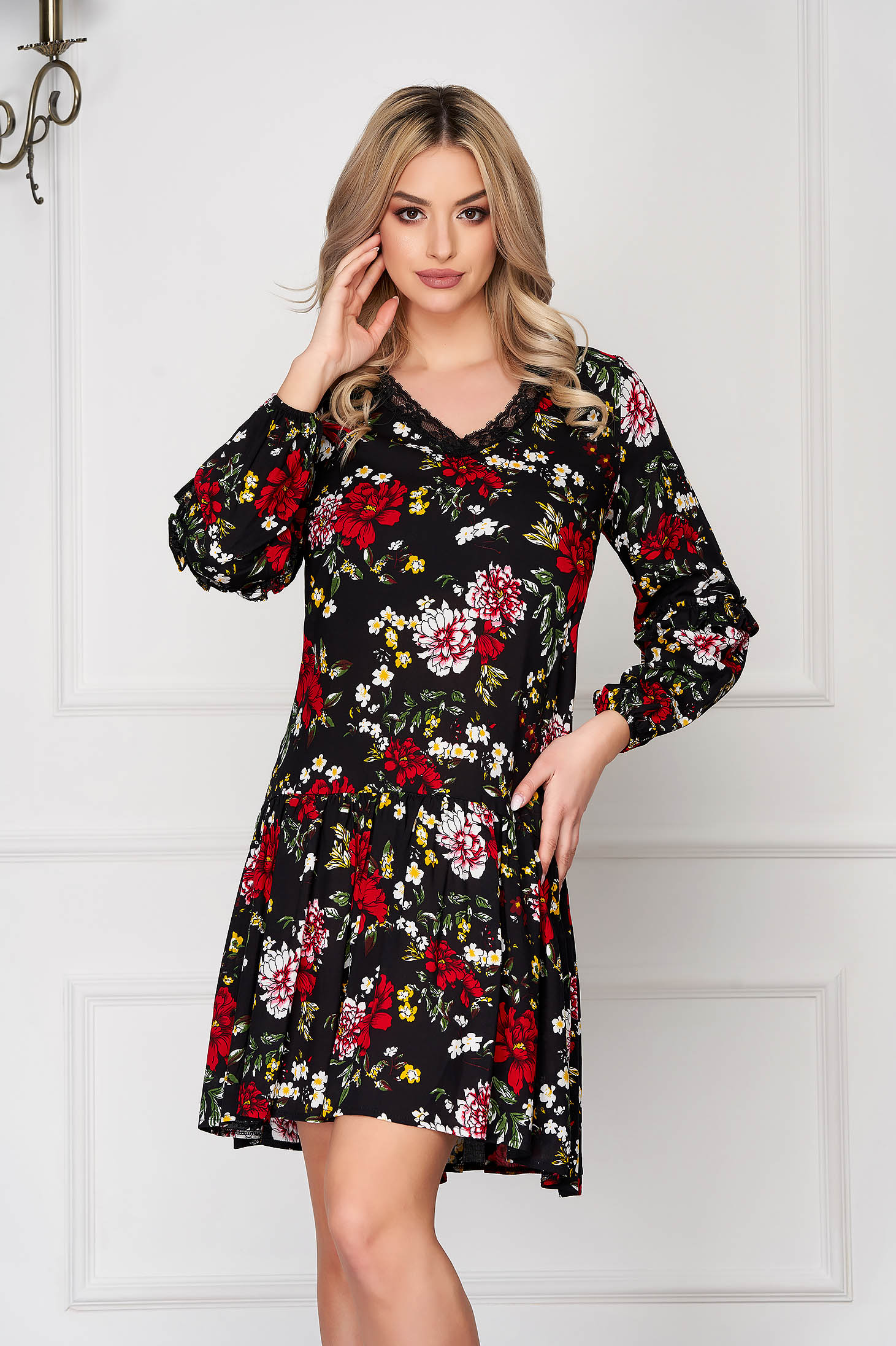Rochie StarShinerS neagra scurta de zi cu croi in a cu aplicatii de dantela si imprimeuri florale