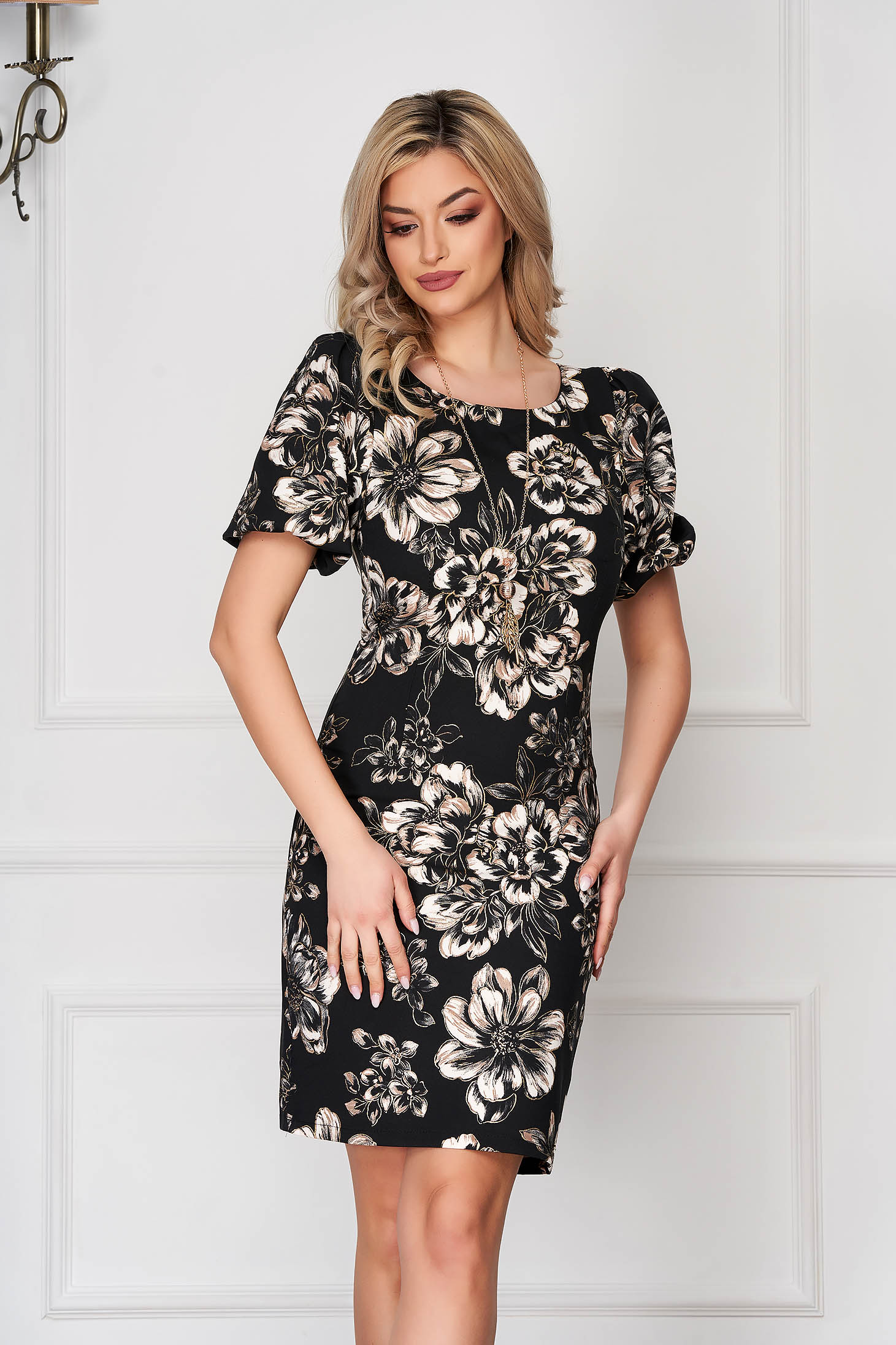 Rochie neagra office scurta tip creion cu maneci scurte si accesoriu tip colier