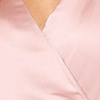 Világos rózsaszínű elegáns midi harang ruha szaténból, csatokkal ellátva