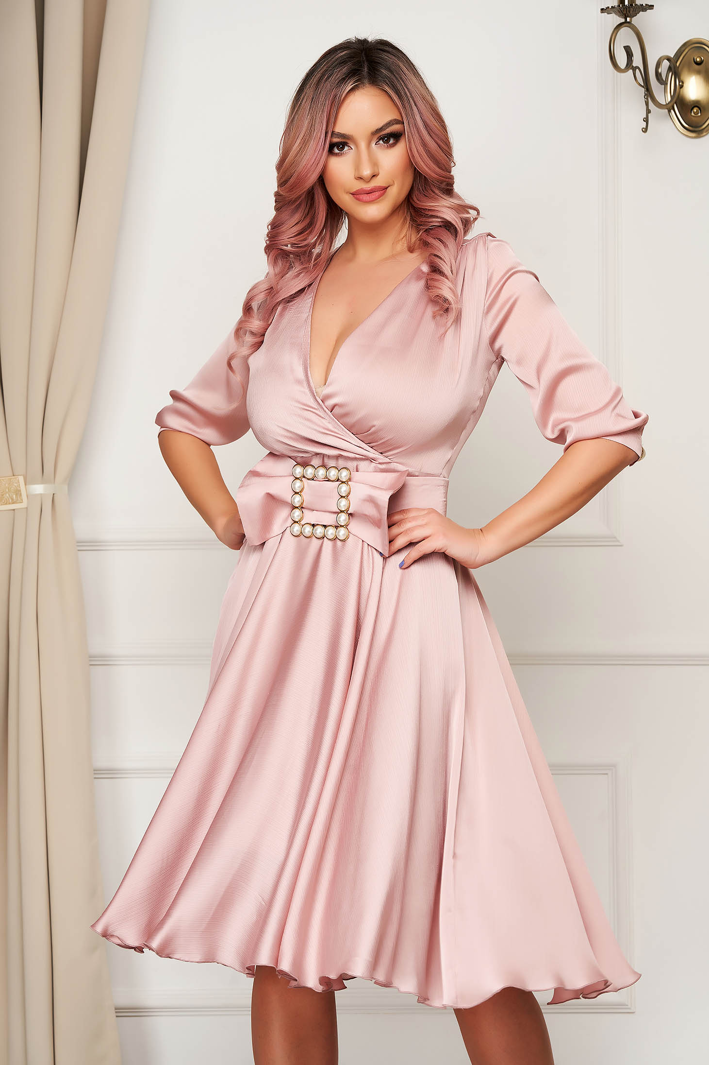 Rochie PrettyGirl roz deschis eleganta midi in clos din satin accesorizata cu o catarama