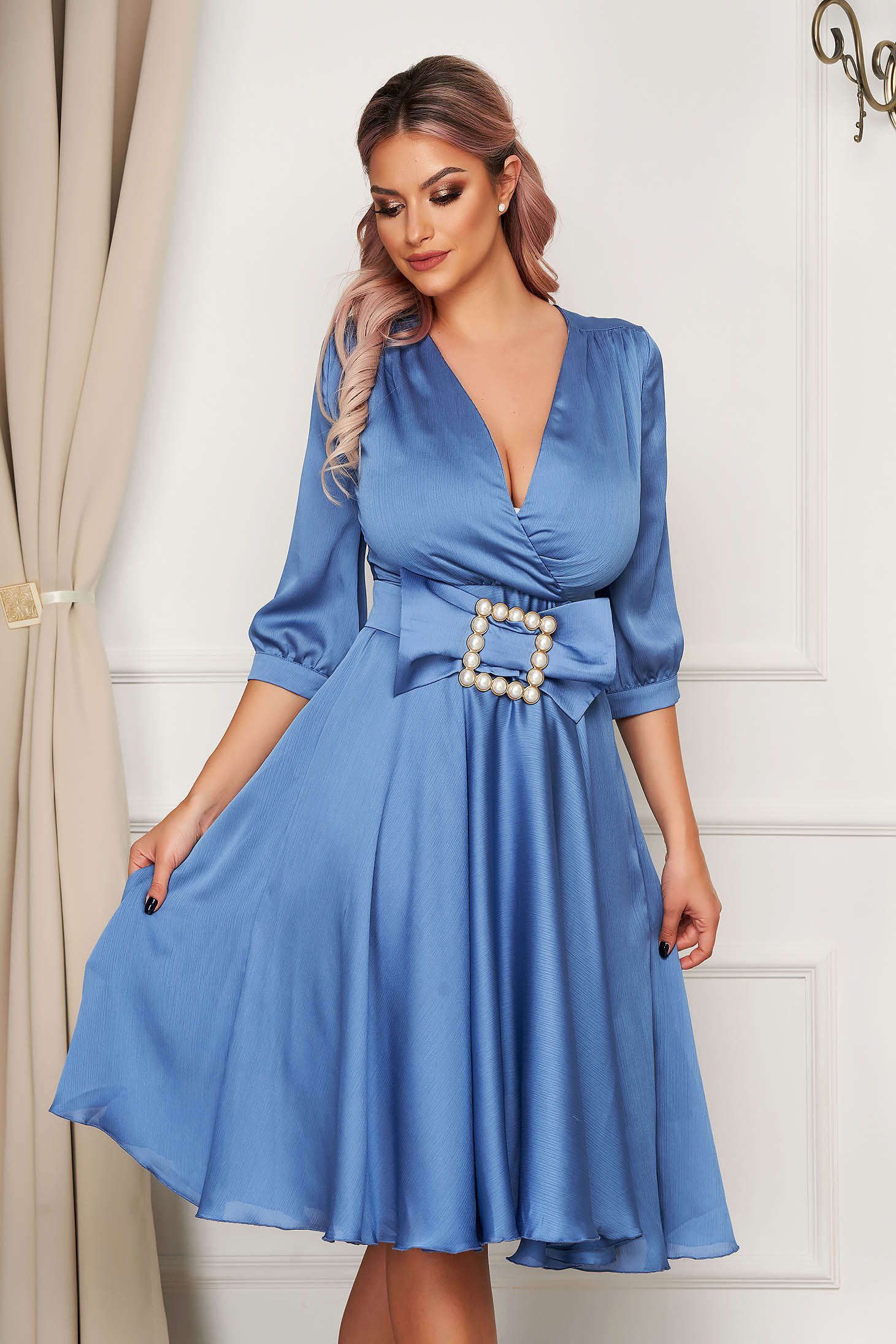 Rochie PrettyGirl albastra eleganta midi in clos din satin accesorizata cu o catarama