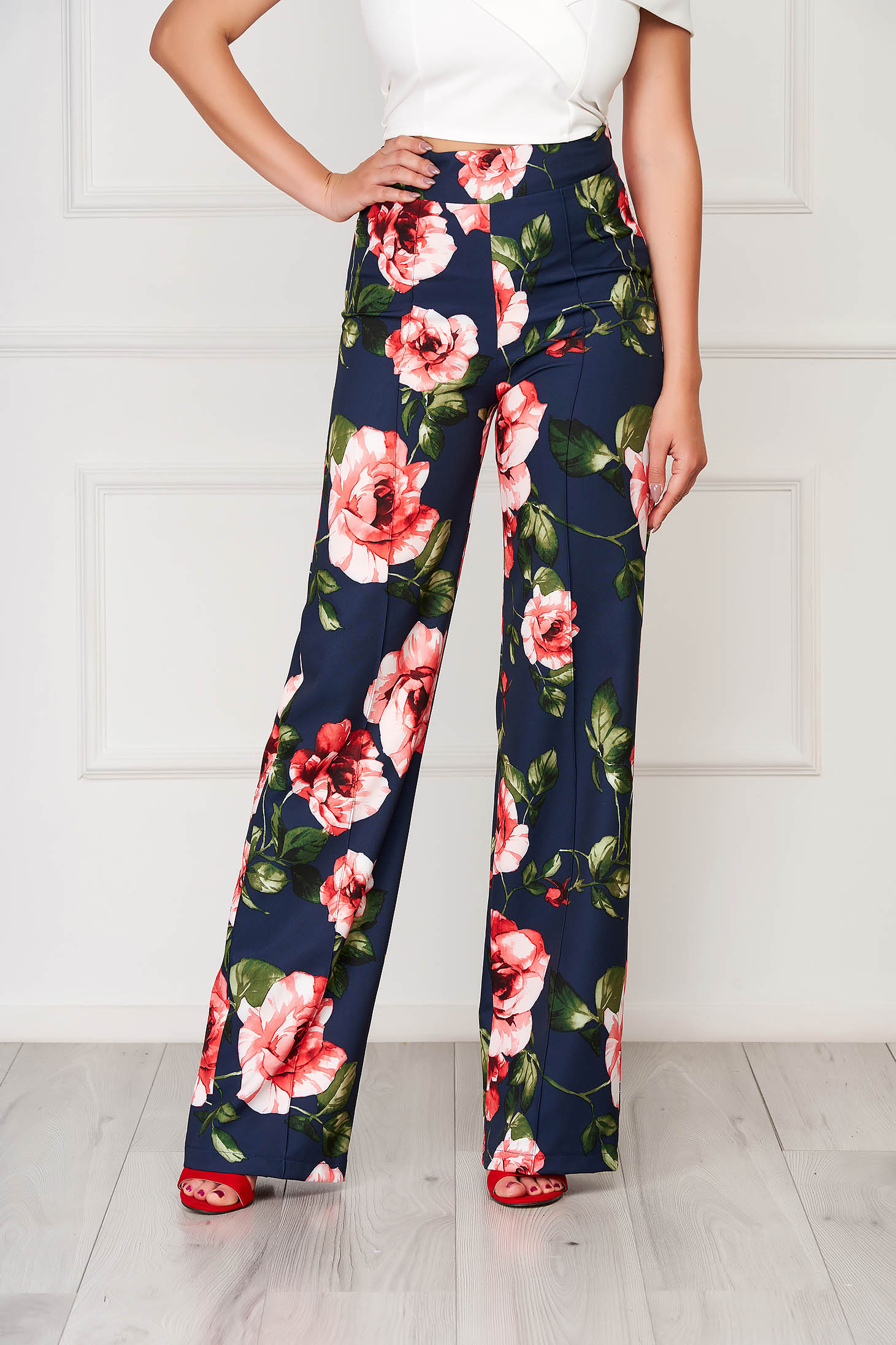 Pantaloni StarShinerS albastru-inchis eleganti evazati din stofa cu imprimeuri florale