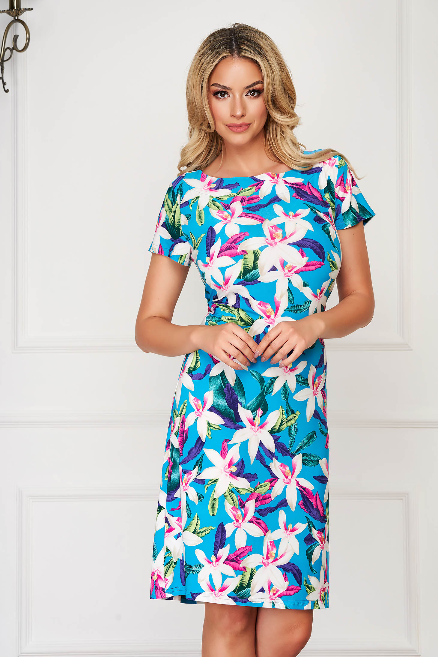 Rochie albastru deschis scurta de zi din lycra cu un croi mulat si maneci scurte